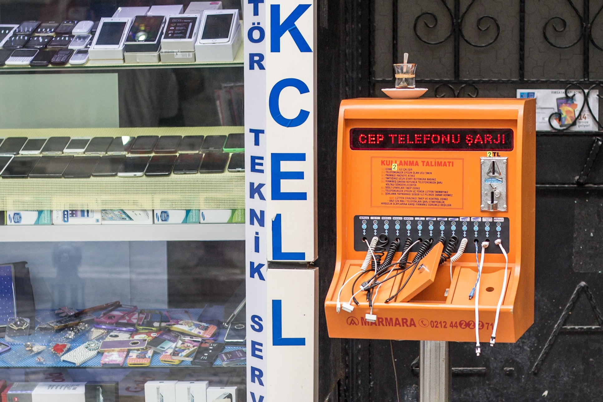 Canon EOS M + Canon EF 50mm F1.8 II sample photo. Recharge on the go. and maybe have a tea in istanbul photography