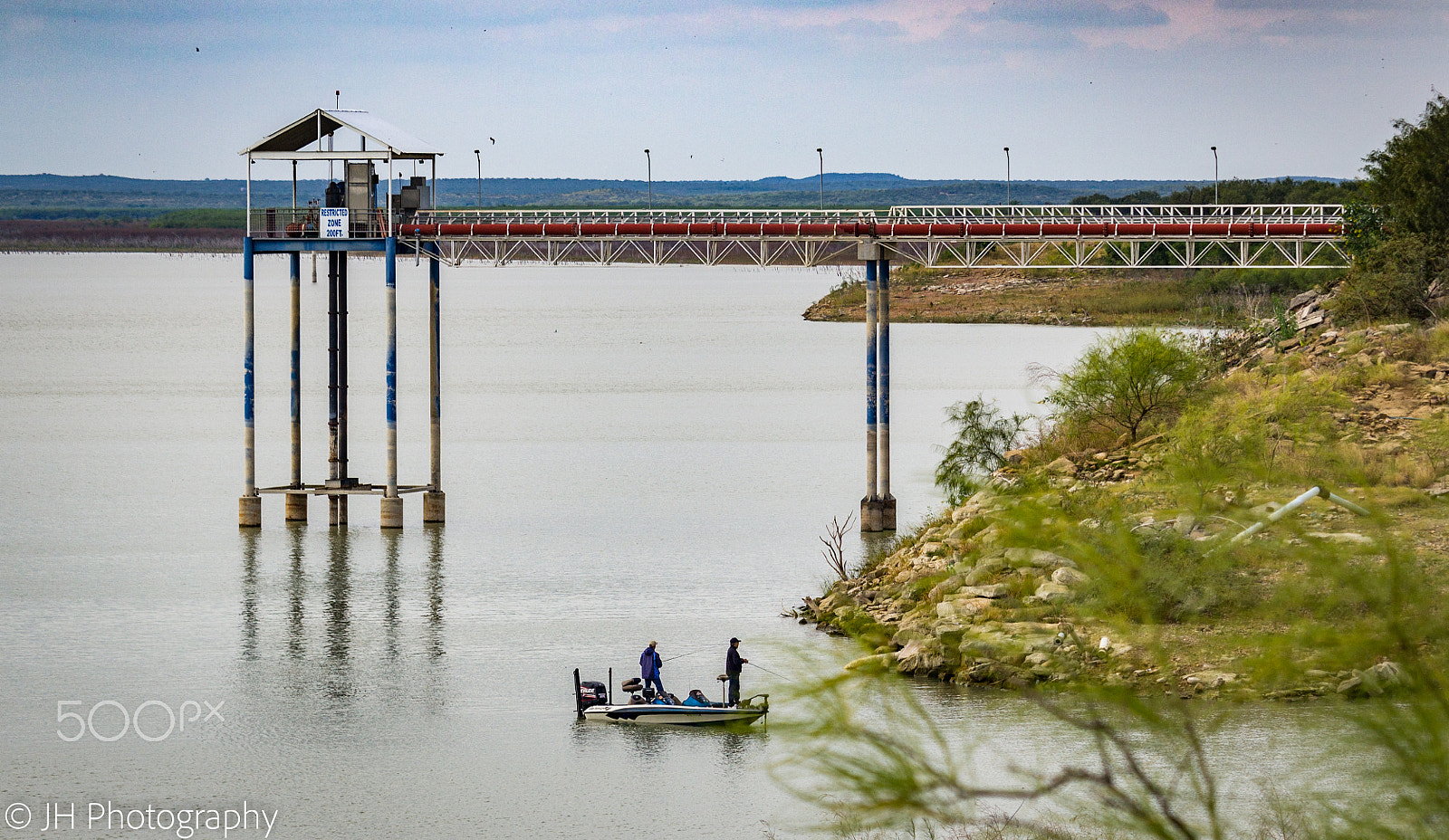 Canon EF-S 55-250mm F4-5.6 IS STM sample photo. Water pump station in falcon lake texas (zapata county) photography