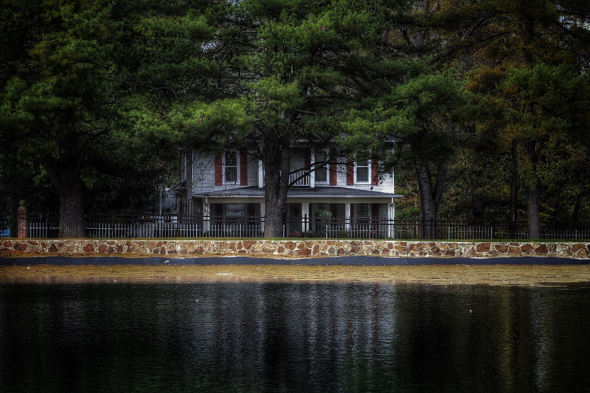 Canon EOS 1000D (EOS Digital Rebel XS / EOS Kiss F) sample photo. The house on the lake photography