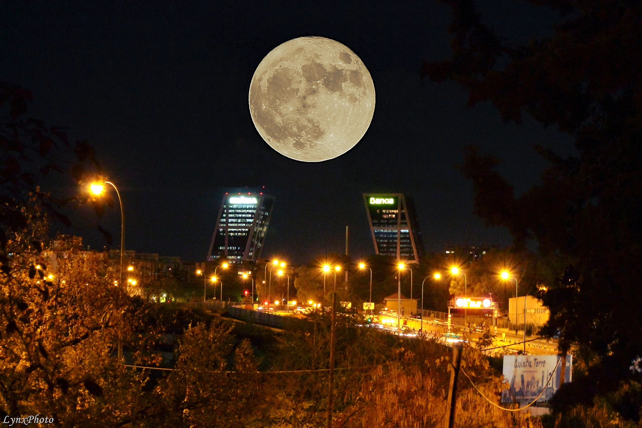 Canon EF-S 55-250mm F4-5.6 IS sample photo. Super "fool" moon photography