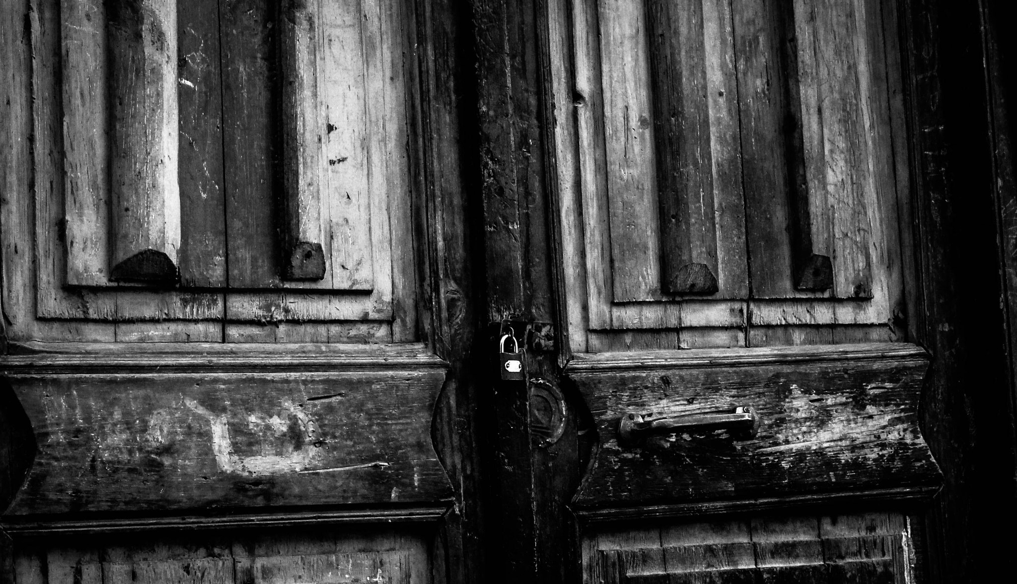 Canon EF-S 18-55mm F3.5-5.6 III sample photo. The door photography