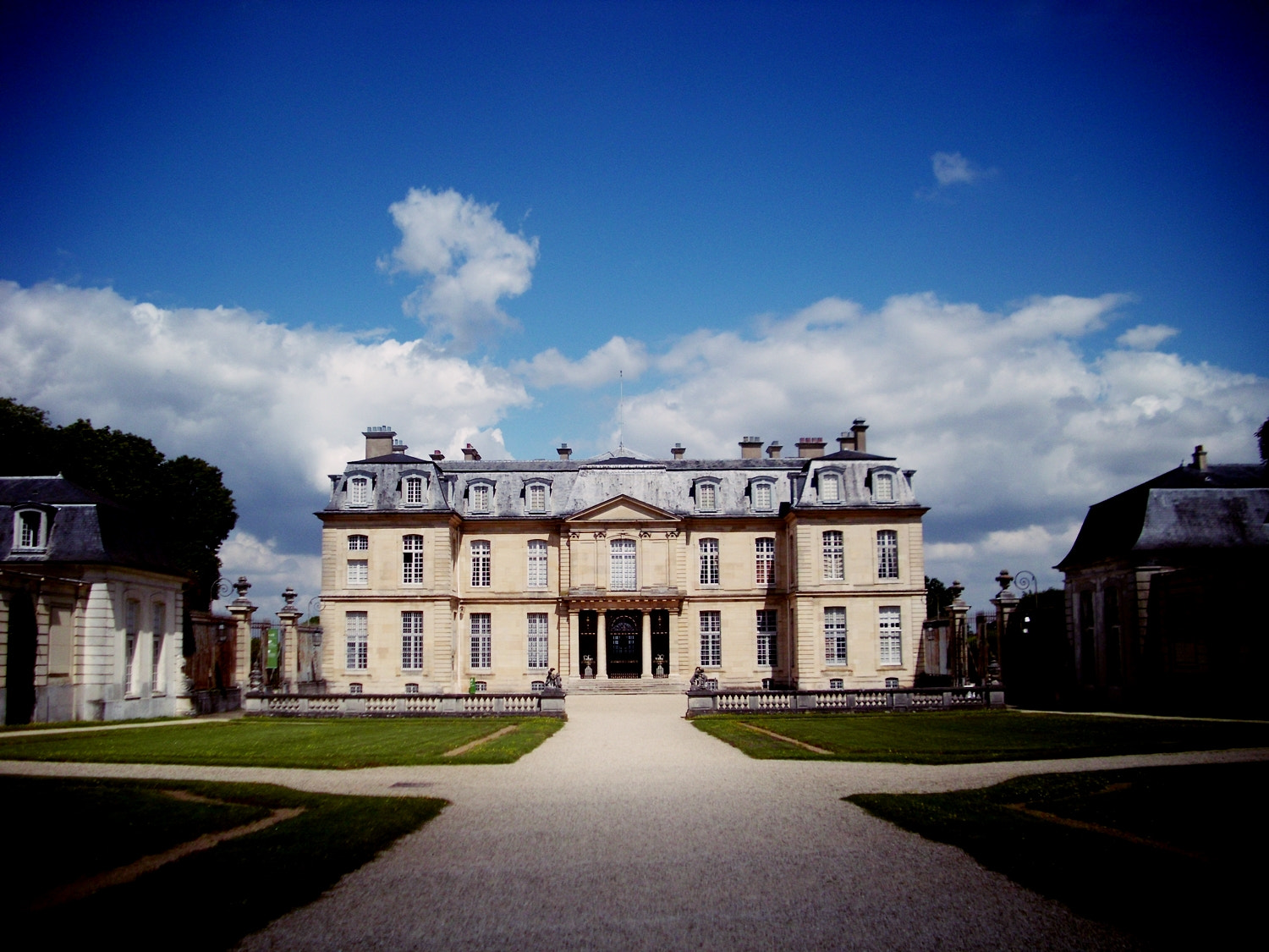 Benq DC C1060 sample photo. Château de champs photography