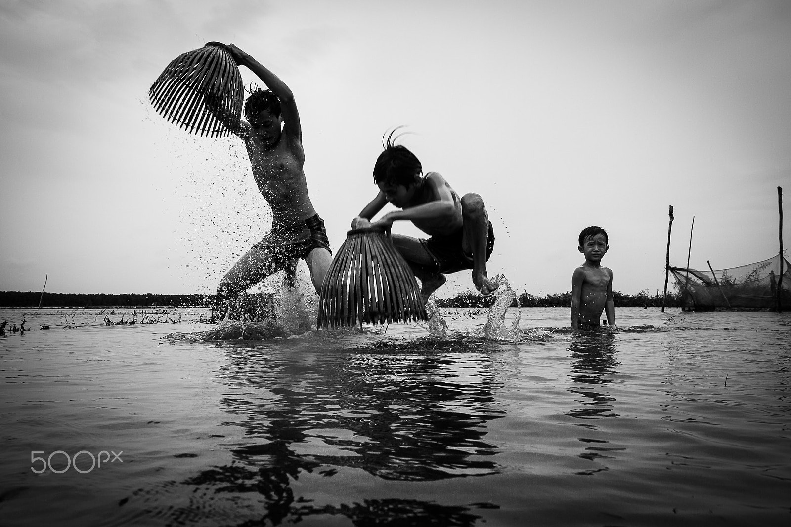 Canon EF 16-35mm F4L IS USM sample photo. Catching fish on the floating season photography