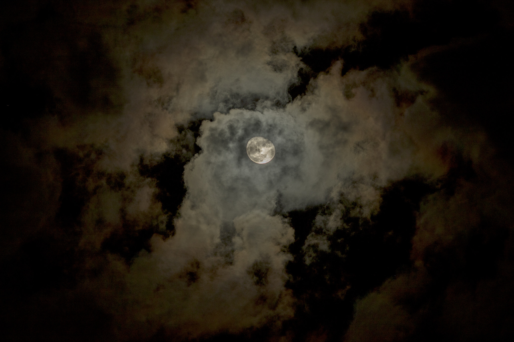Canon EOS 7D Mark II + Canon EF 135mm F2L USM sample photo. Waning gibbous photography