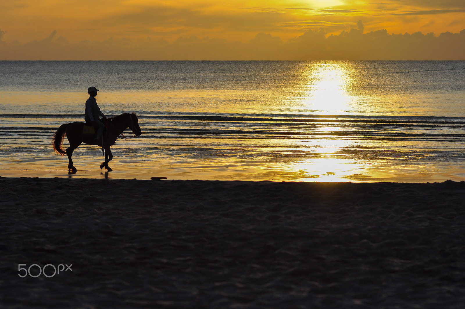 Nikon D90 + Nikon AF Nikkor 85mm F1.8D sample photo. Golden beach photography