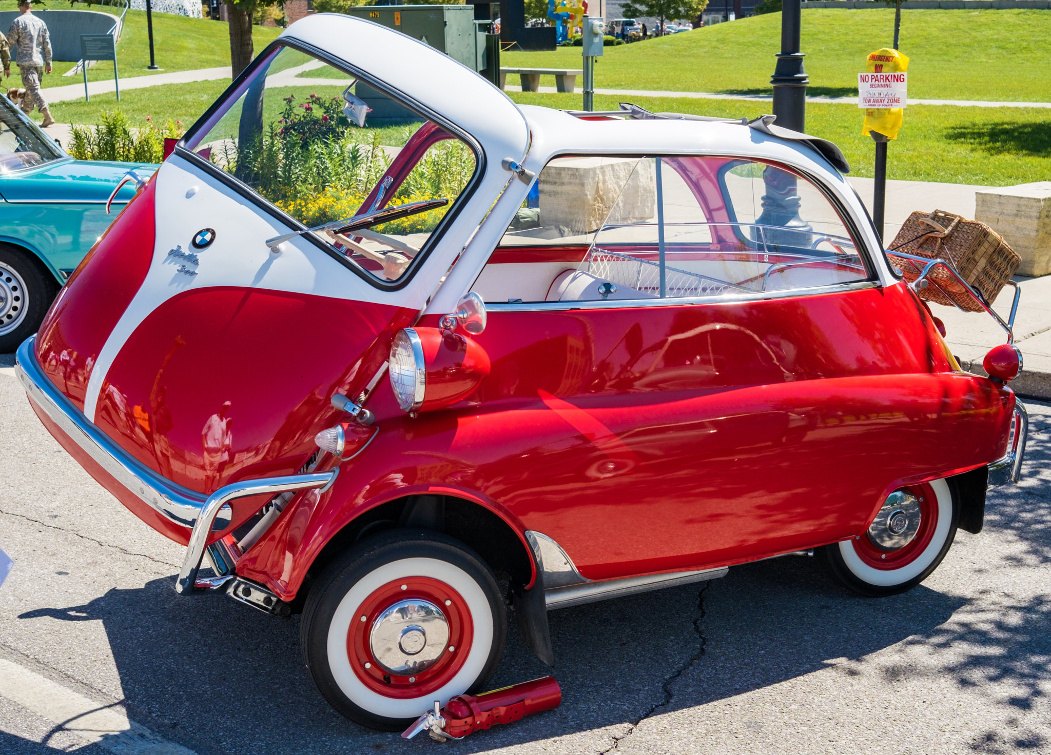 Fujifilm X-Pro1 + Fujifilm XF 27mm F2.8 sample photo. '57 bmw isetta photography