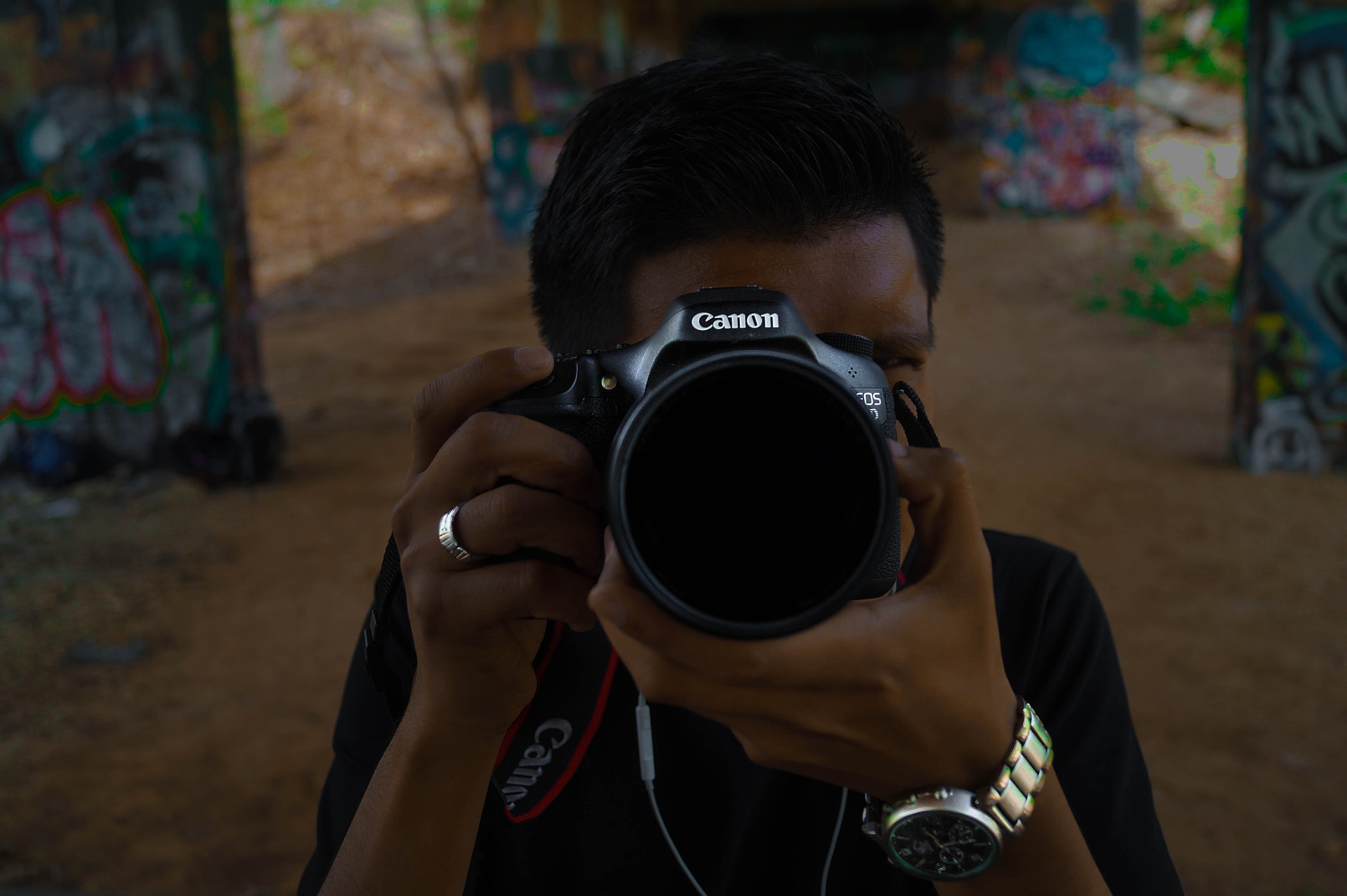 Sony DT 18-55mm F3.5-5.6 SAM II sample photo. Shoot me while i shoot you in this astonishing graffiti. ⚠️ photography