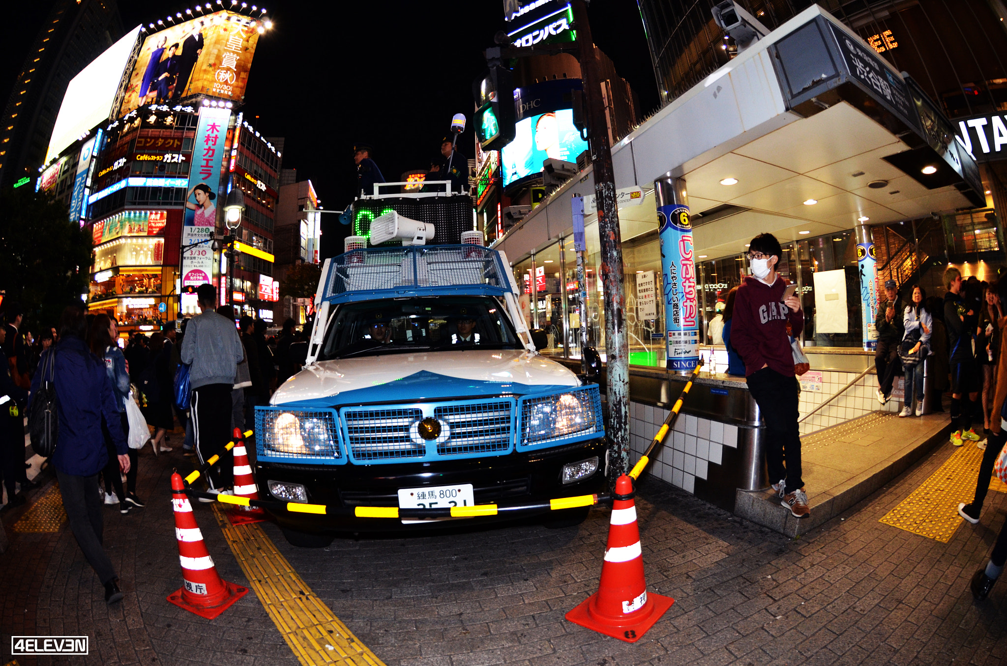 Nikon AF DX Fisheye-Nikkor 10.5mm F2.8G ED sample photo. Tokyo police car in shibuya photography