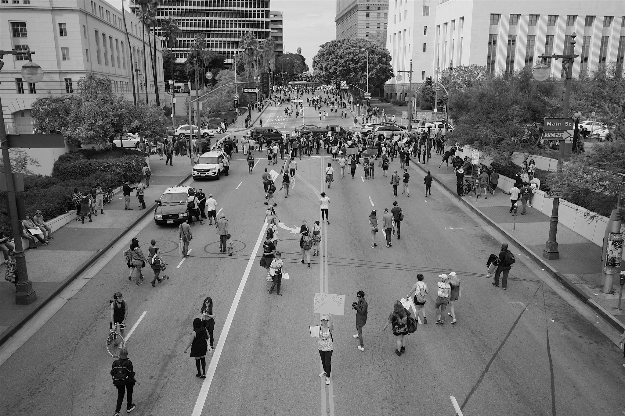 Canon EOS 40D sample photo. Crowd moves photography
