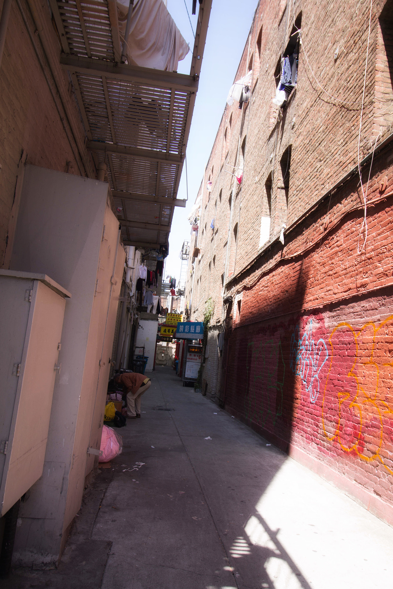 Canon EOS 1100D (EOS Rebel T3 / EOS Kiss X50) sample photo. Alley in china town san francisco photography