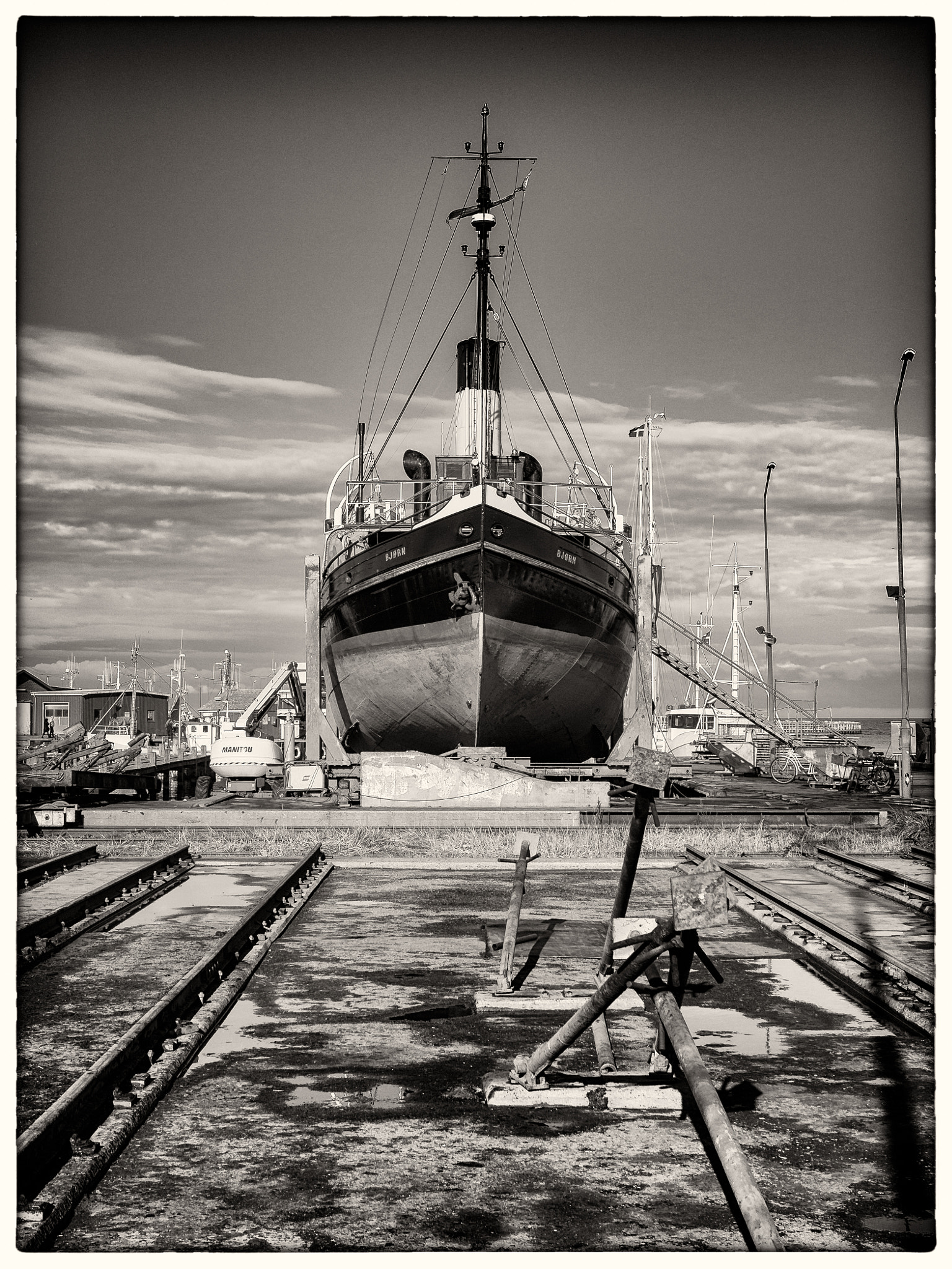 Olympus OM-D E-M5 sample photo. Gilleleje - bjørn on drydock photography