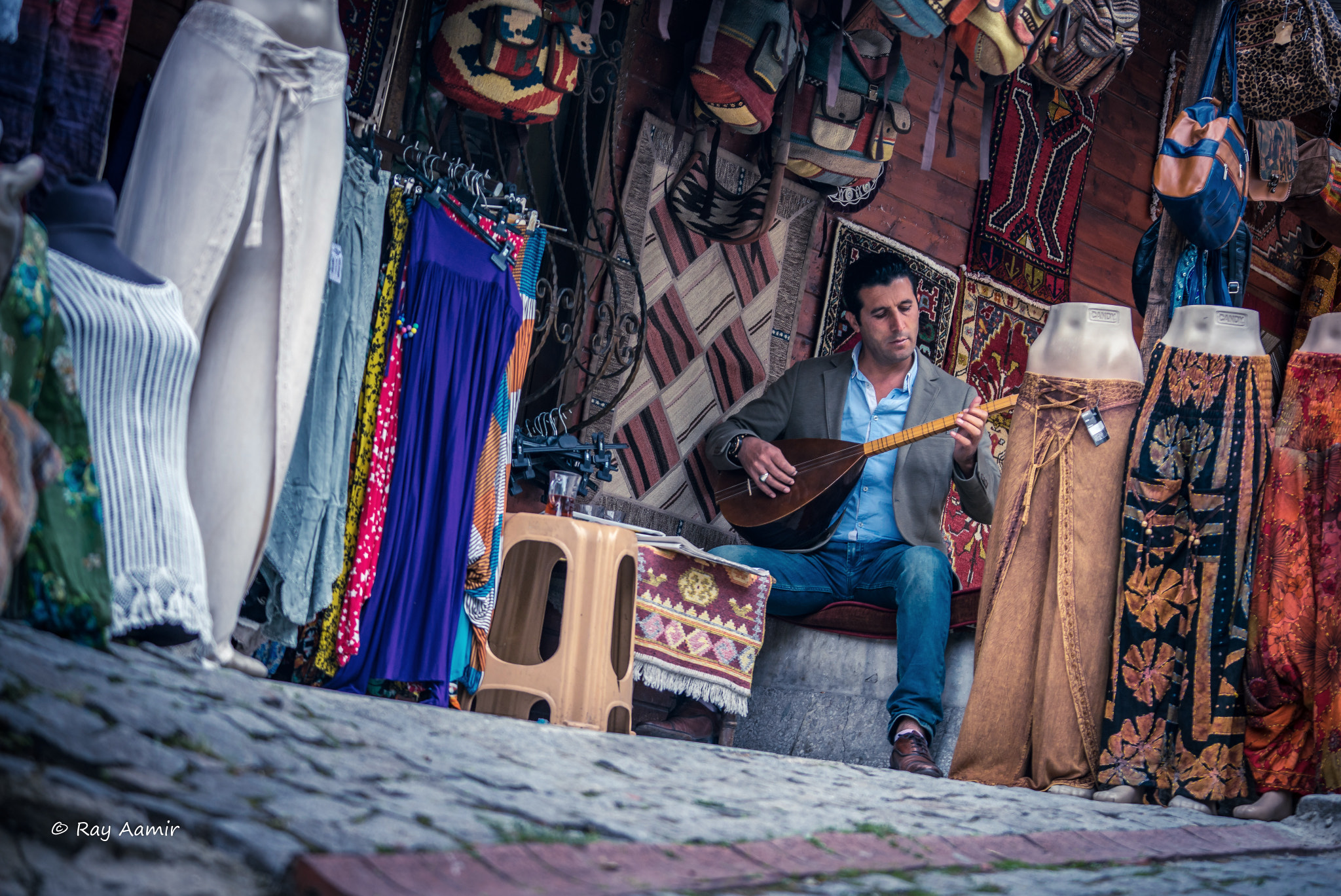 Sony a7R + Sony FE 70-200mm F4 G OSS sample photo. Baglama player in istanbul photography