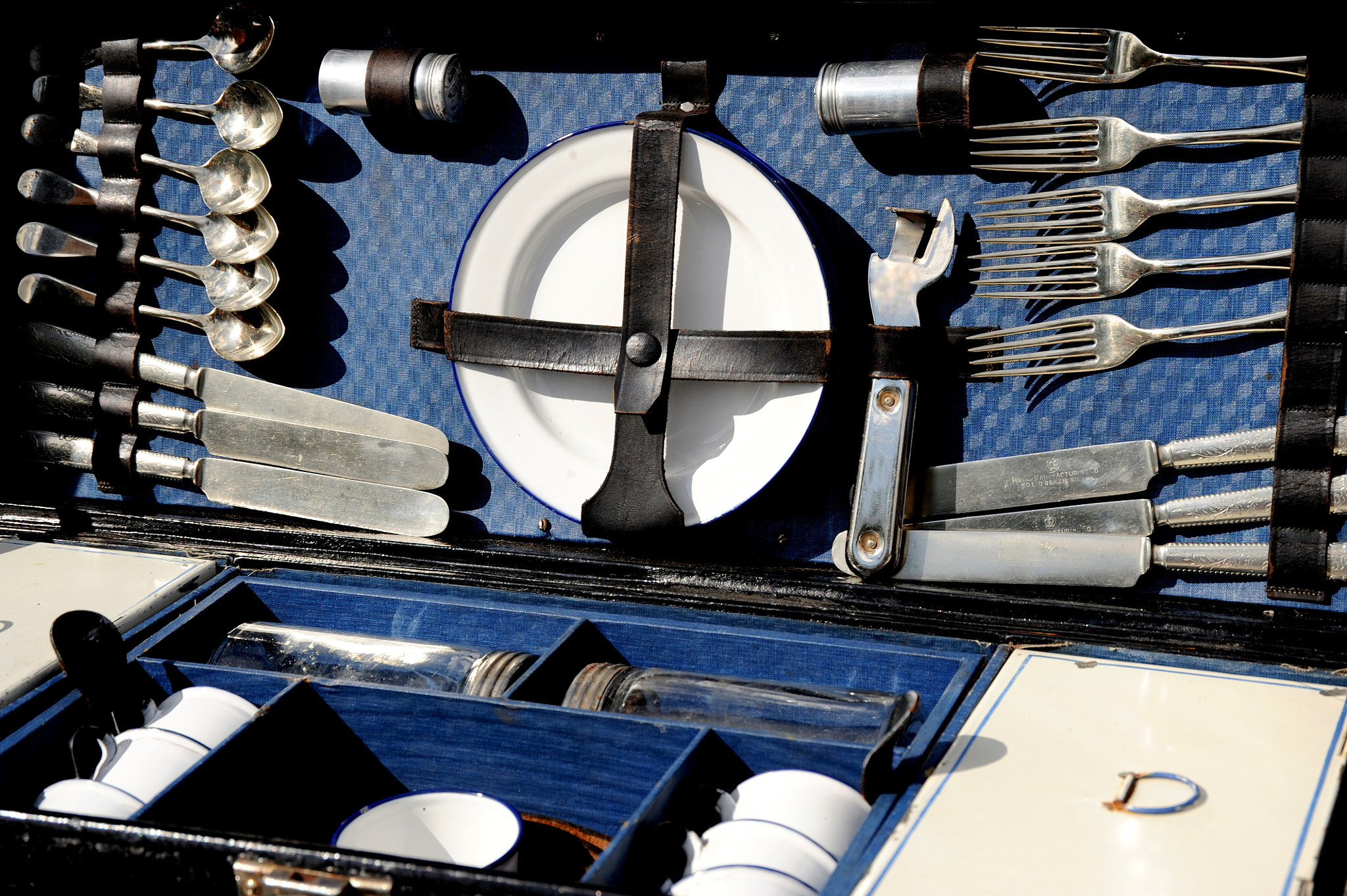 Nikon D3 sample photo. Vintage dinner trunk. photography