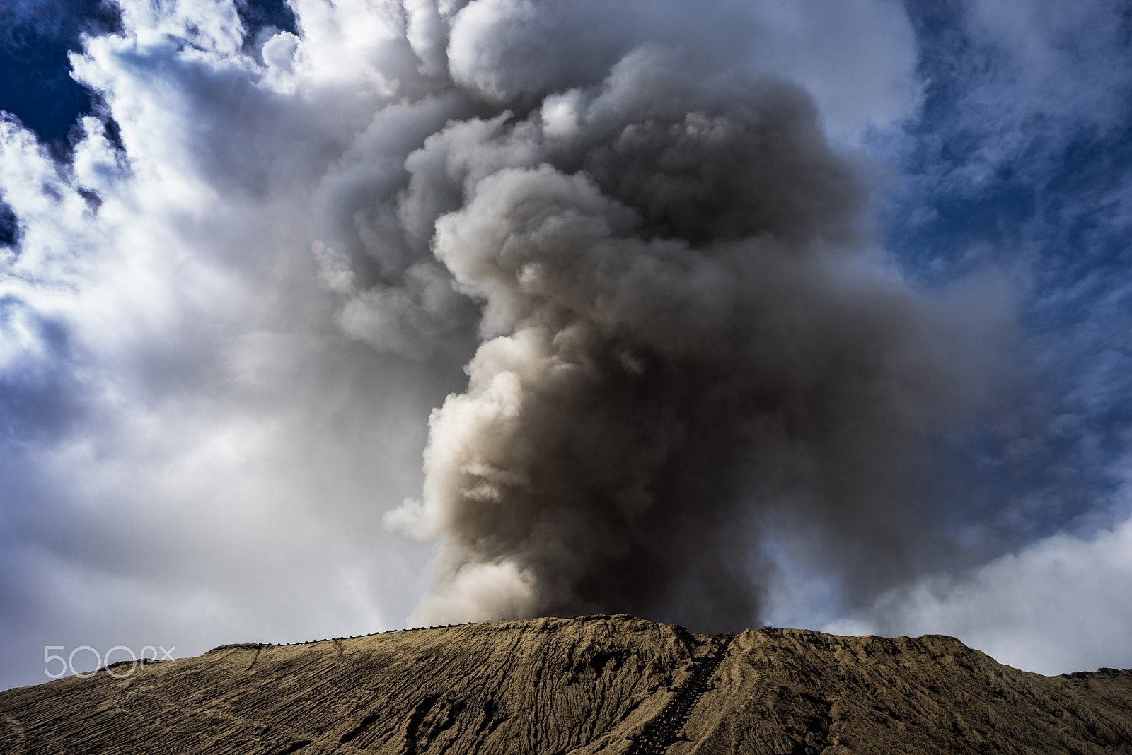 Sony a7R + ZEISS Batis 25mm F2 sample photo. The top of valcanic crater photography