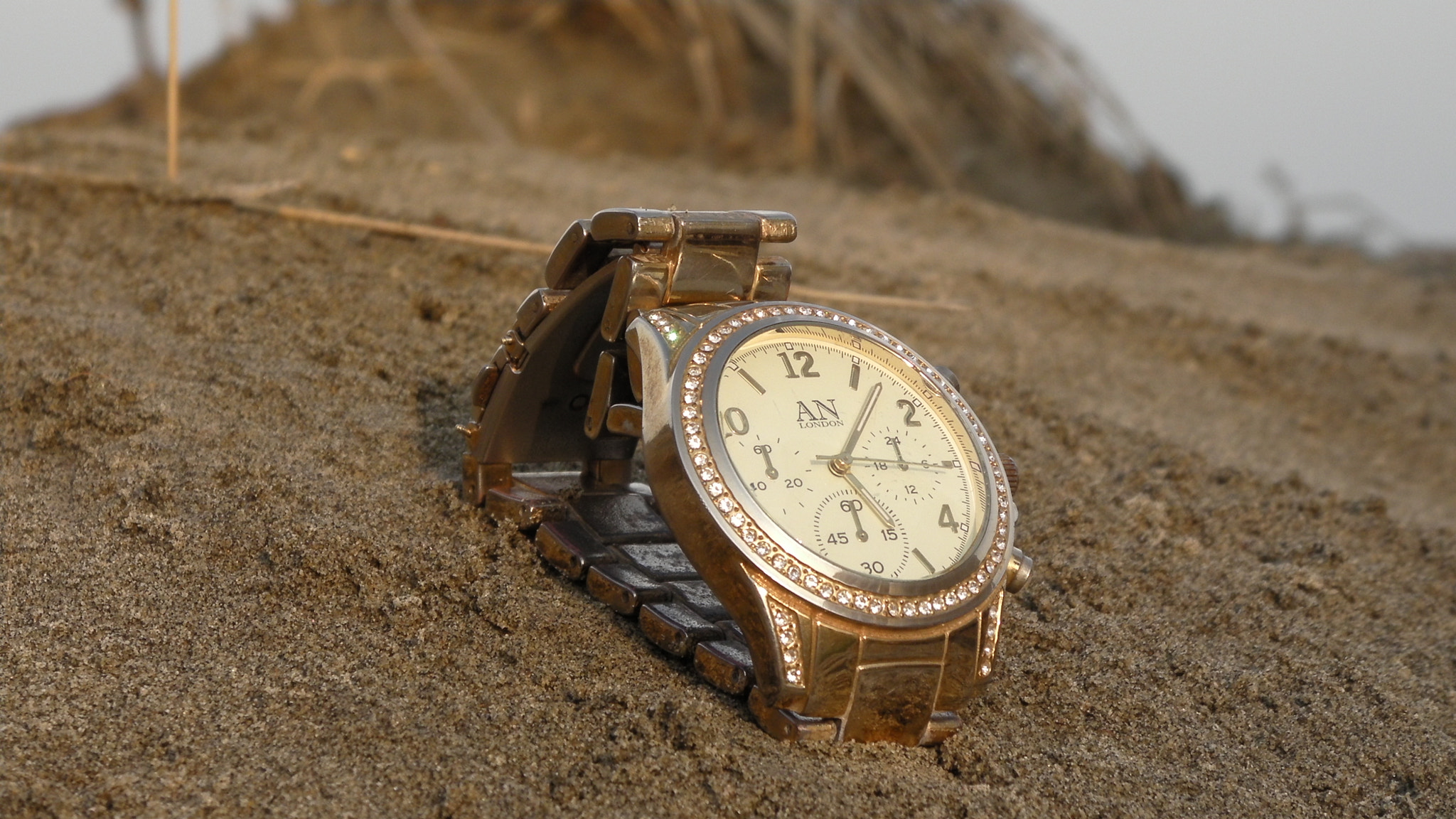 Samsung HMX-R10 sample photo. Golden wrist watch on sand photography