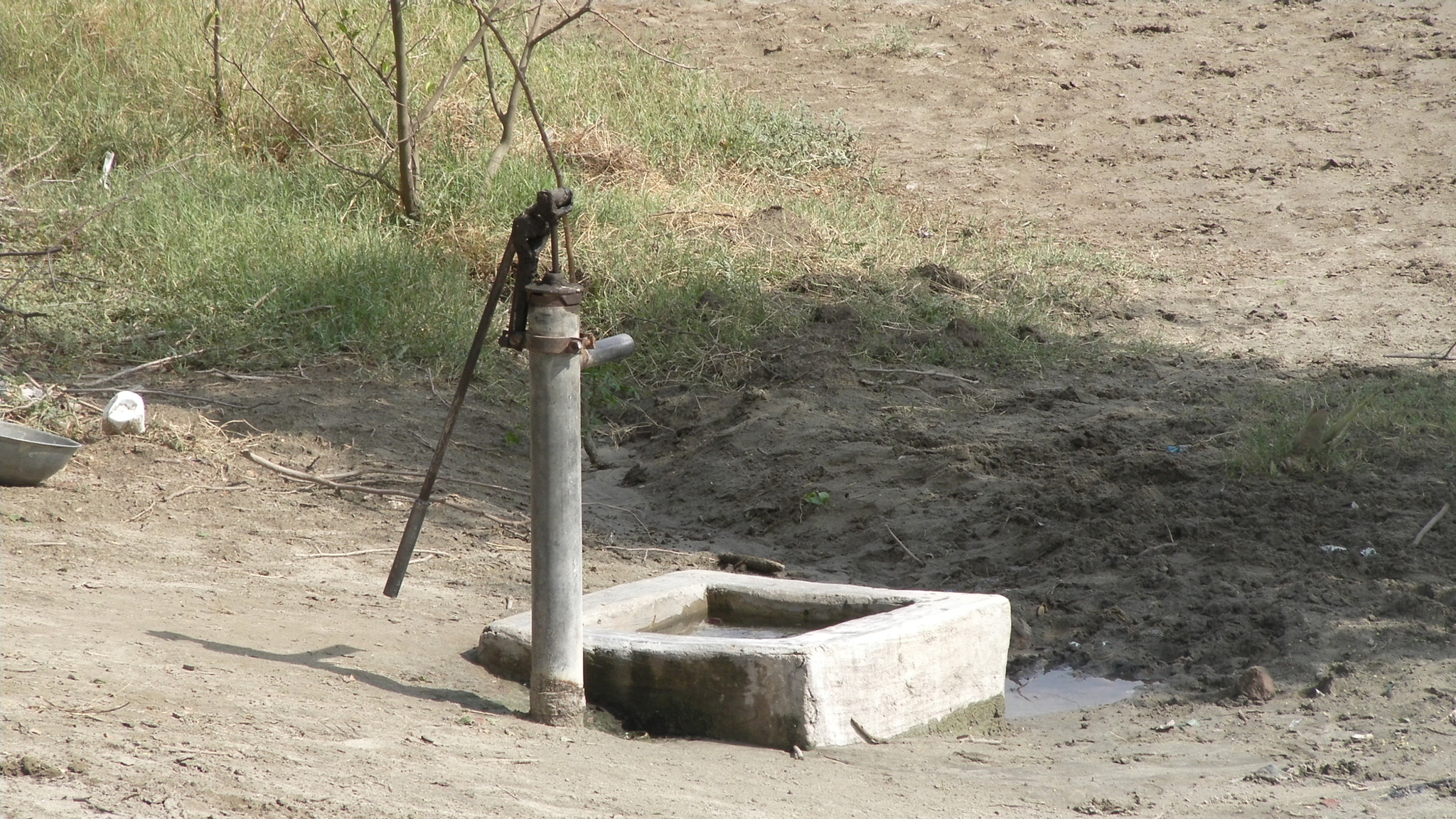 Samsung HMX-R10 sample photo. Old hand water pump photography