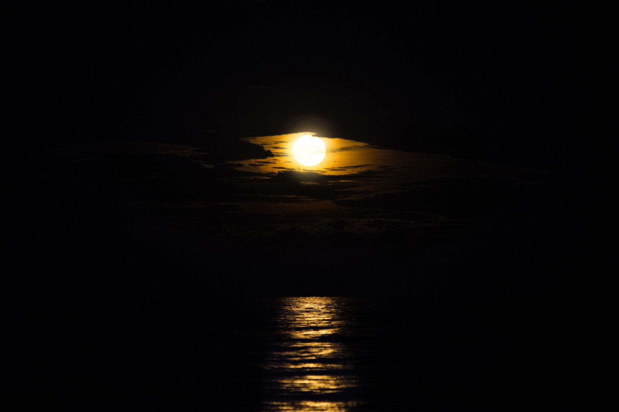 Minolta AF 80-200mm F2.8 HS-APO G sample photo. The moon conspiracy photography