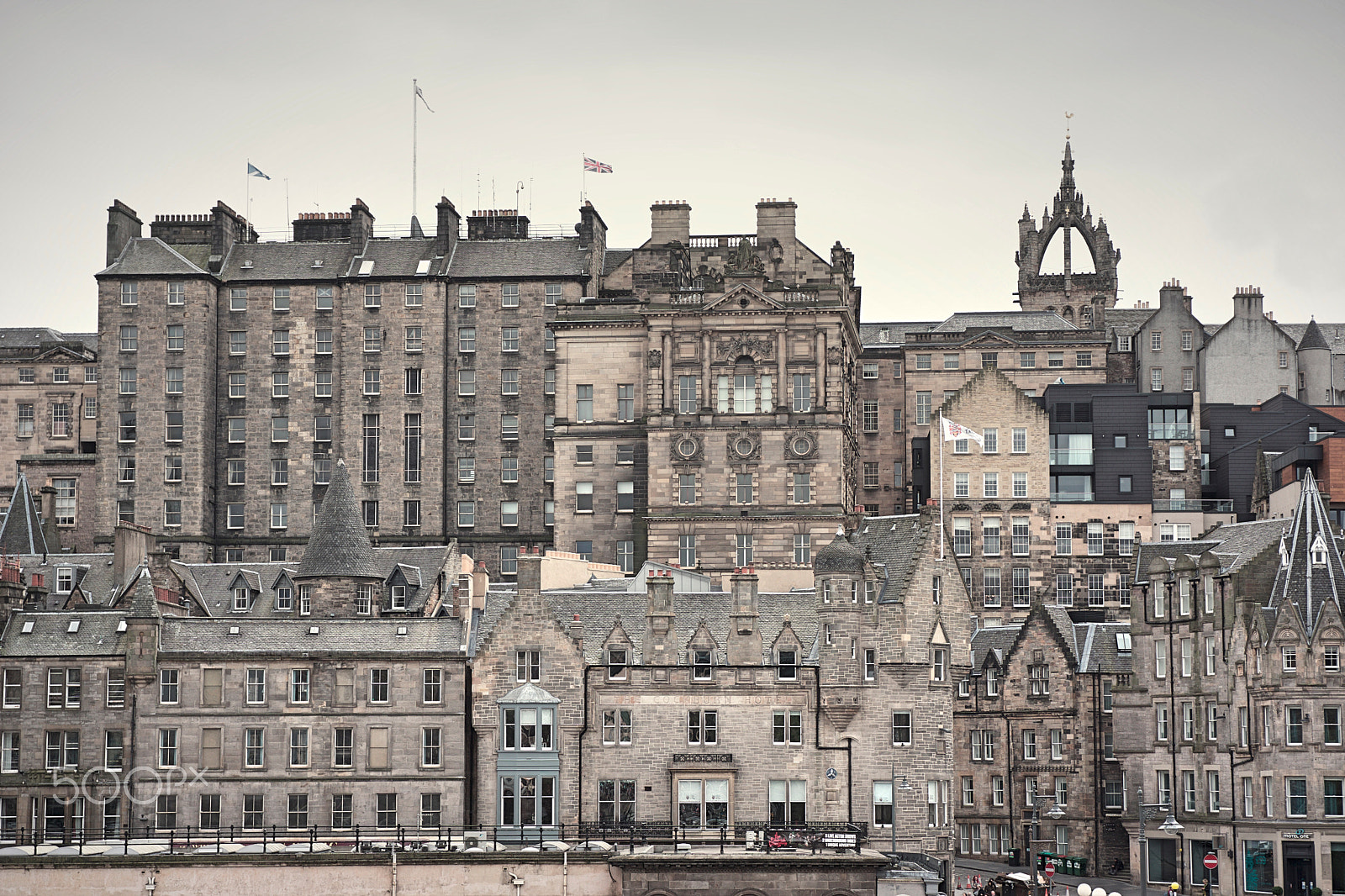 Sony a6000 + Sony Vario-Tessar T* E 16-70mm F4 ZA OSS sample photo. Facing the old town of edinburgh photography