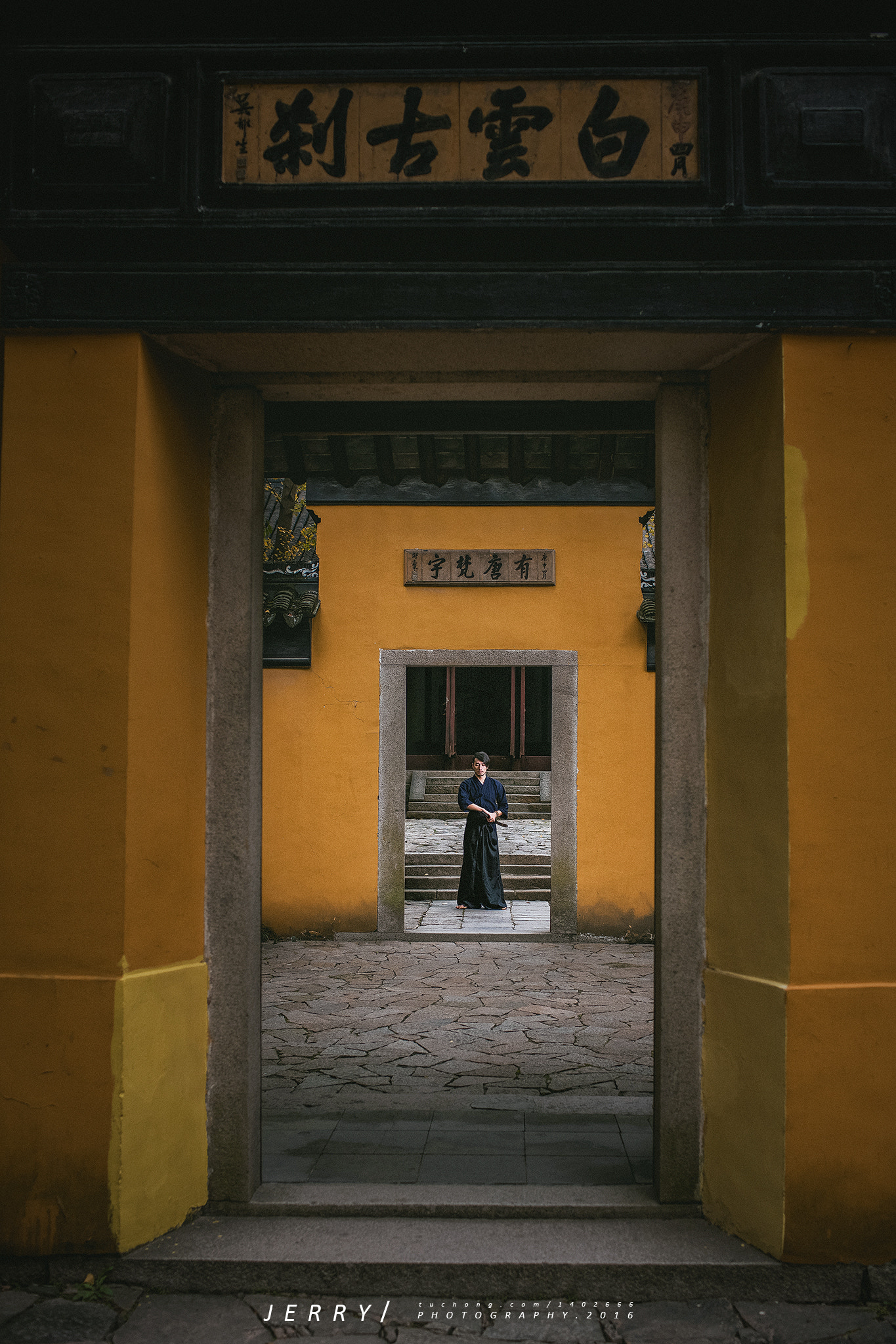 Canon EF 35mm F1.4L USM sample photo. Door in doors photography