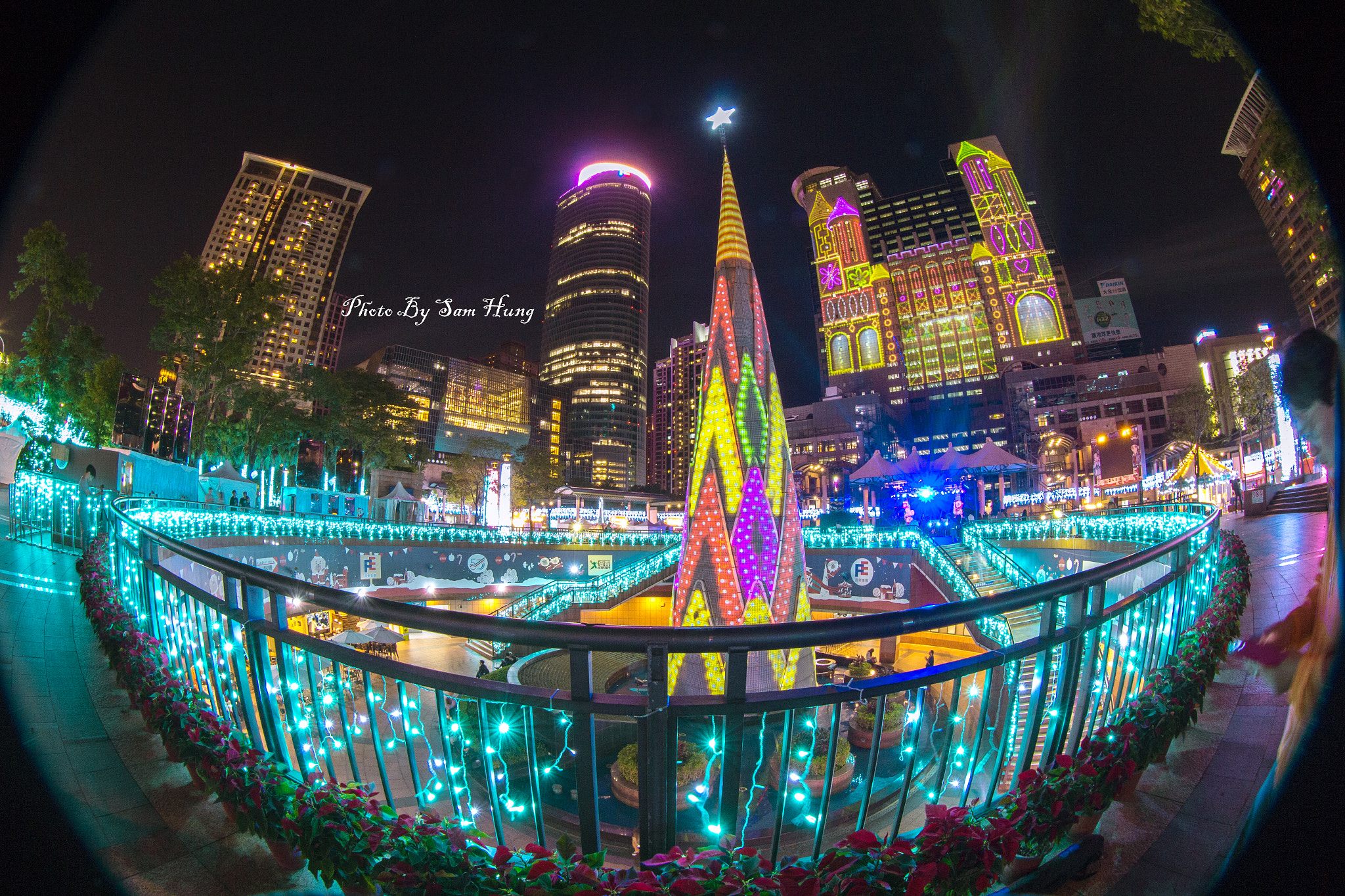 Canon EF 8-15mm F4L Fisheye USM sample photo. 歡樂耶誕城 photography