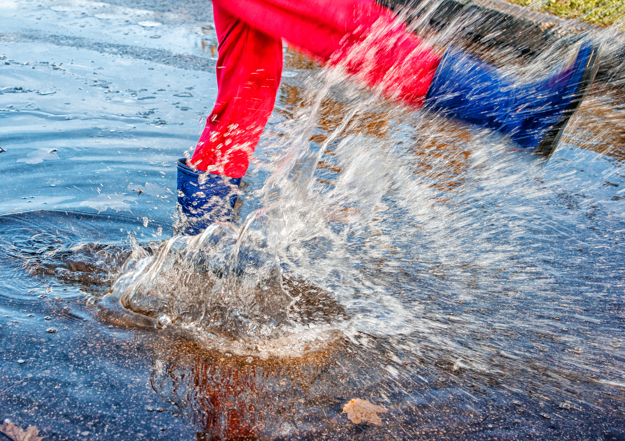 Canon EOS 400D (EOS Digital Rebel XTi / EOS Kiss Digital X) sample photo. Girl standing in a puddle of water splashes photography