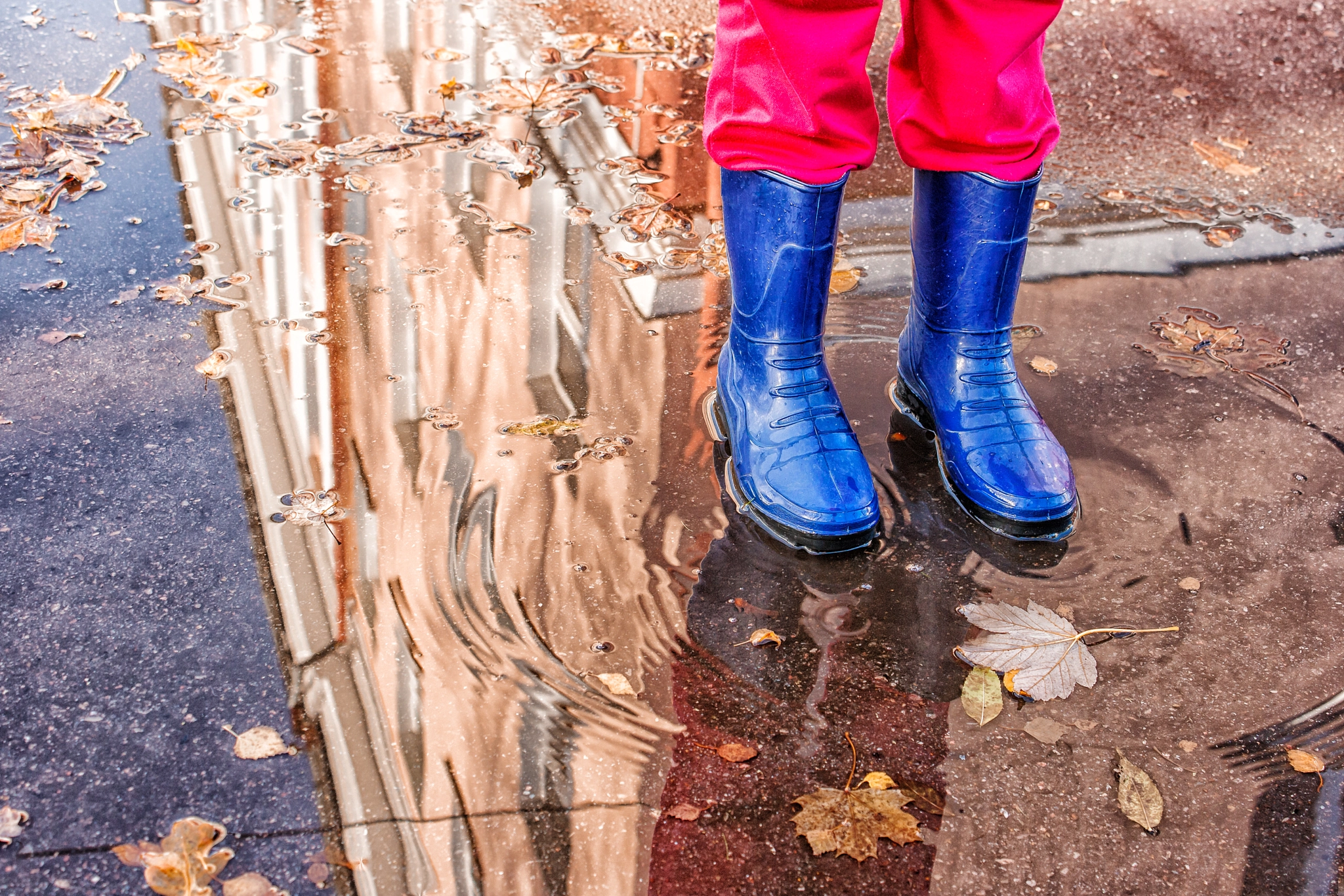 Canon EOS 400D (EOS Digital Rebel XTi / EOS Kiss Digital X) sample photo. Legs of little girl standing in a pool of autumn photography