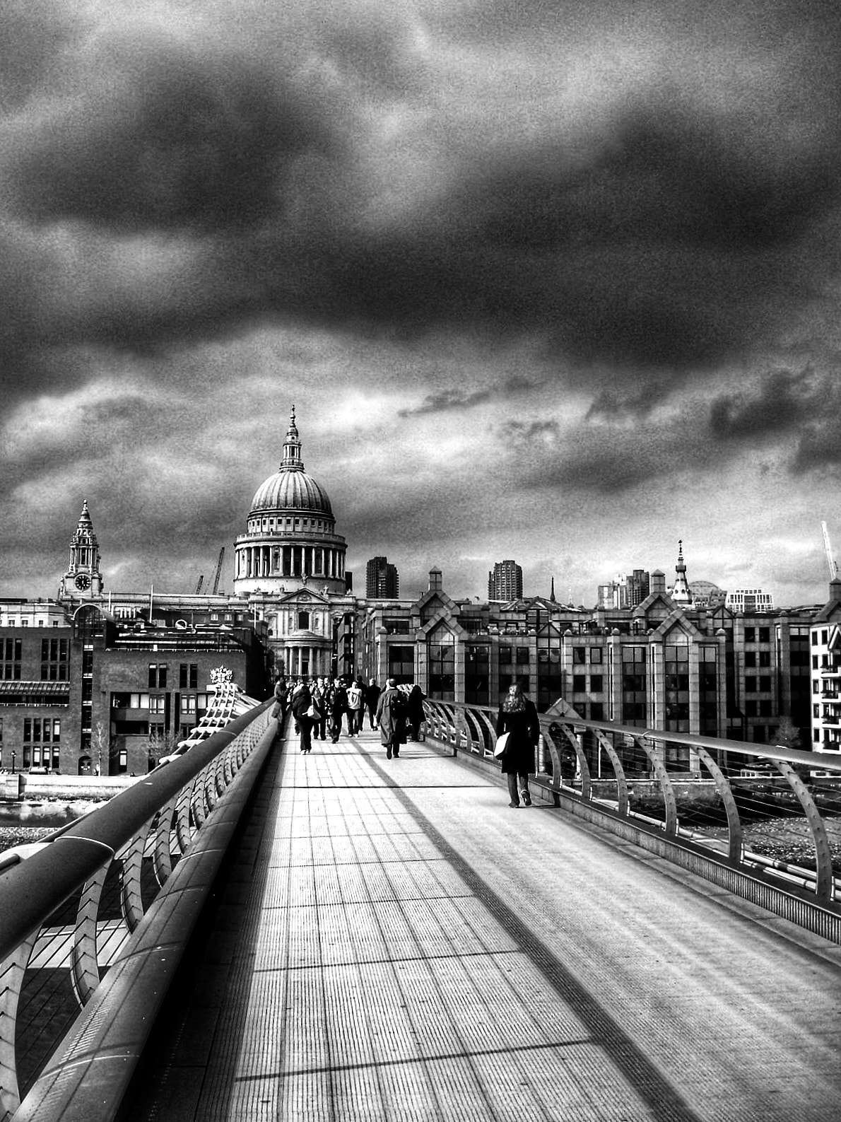 Sony DSC-T100 sample photo. Storm clouds over london photography