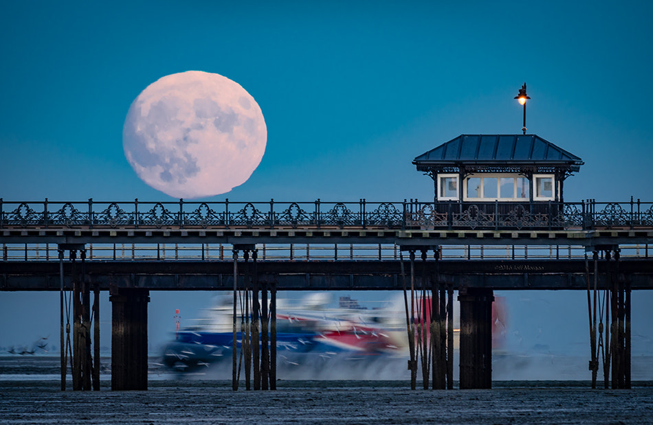 Panasonic Lumix DMC-GX8 + LEICA DG 100-400/F4.0-6.3 sample photo. Supermoon rising over ryde pier on the isle of wight. photography