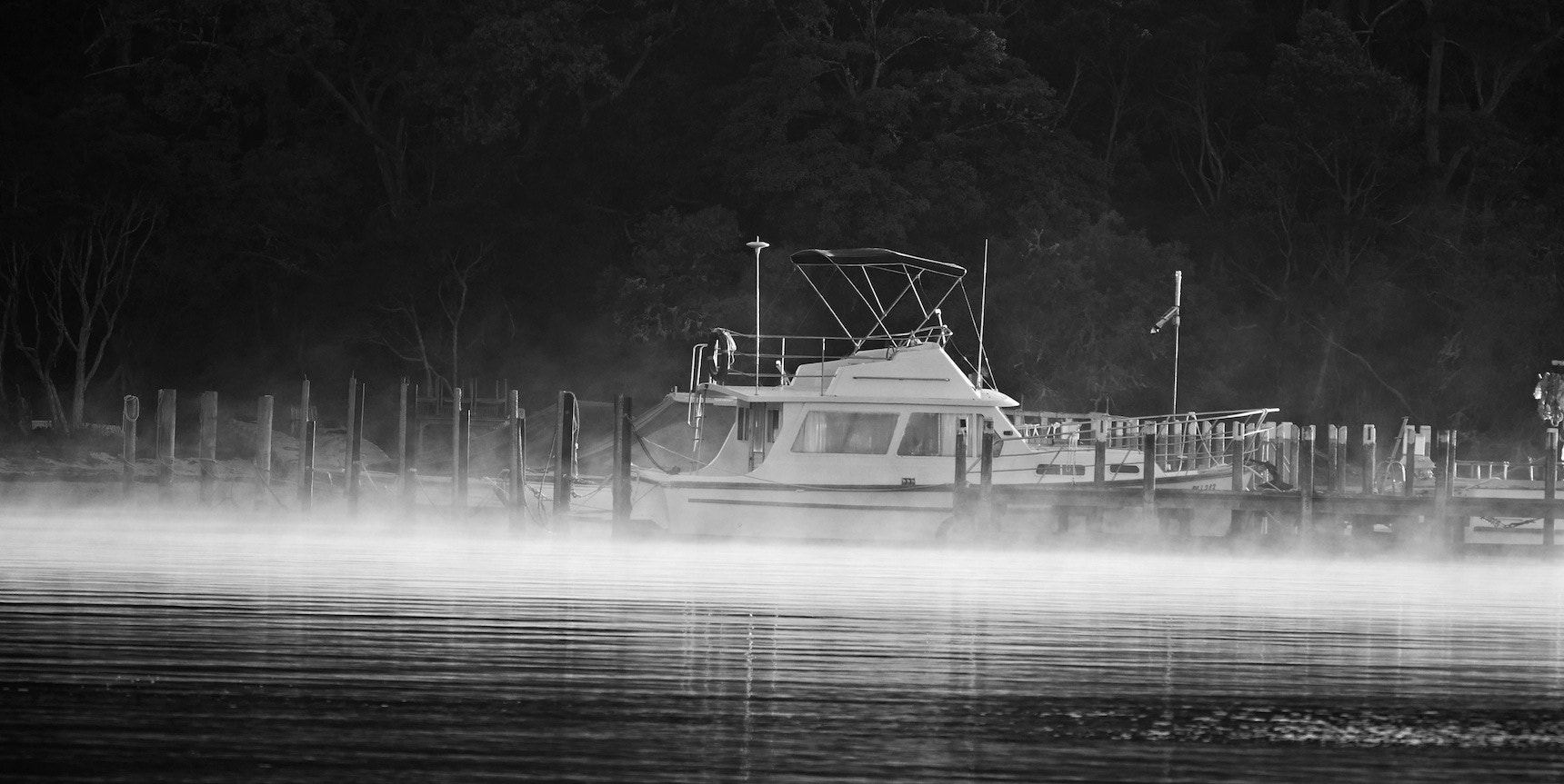 Panasonic Lumix DMC-GH4 + LEICA DG 100-400/F4.0-6.3 sample photo. Metung in the mist 2 photography