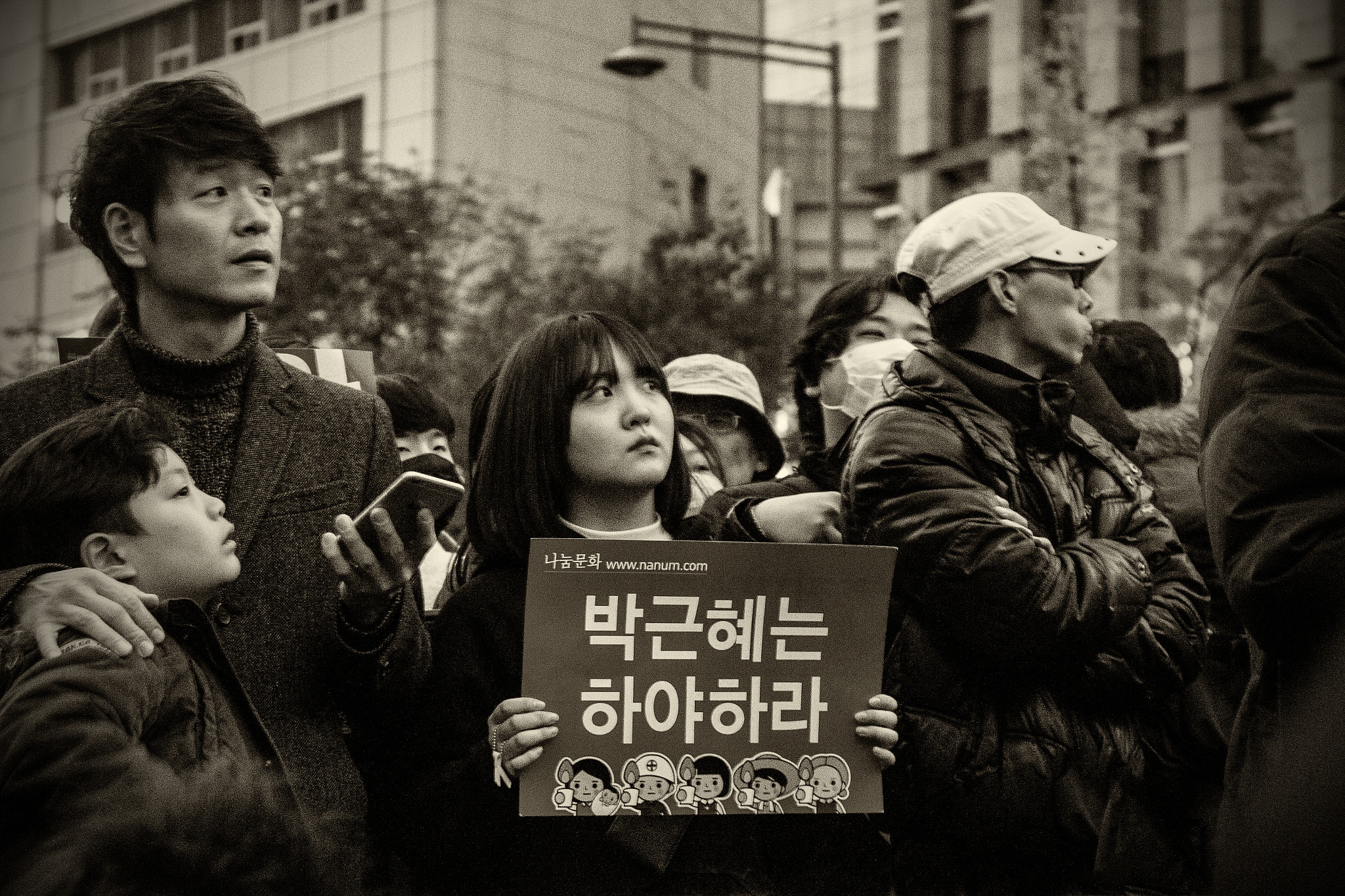 Canon EOS 600D (Rebel EOS T3i / EOS Kiss X5) + Canon EF 28-105mm f/3.5-4.5 USM sample photo. Peace demonstration in south korea. photography