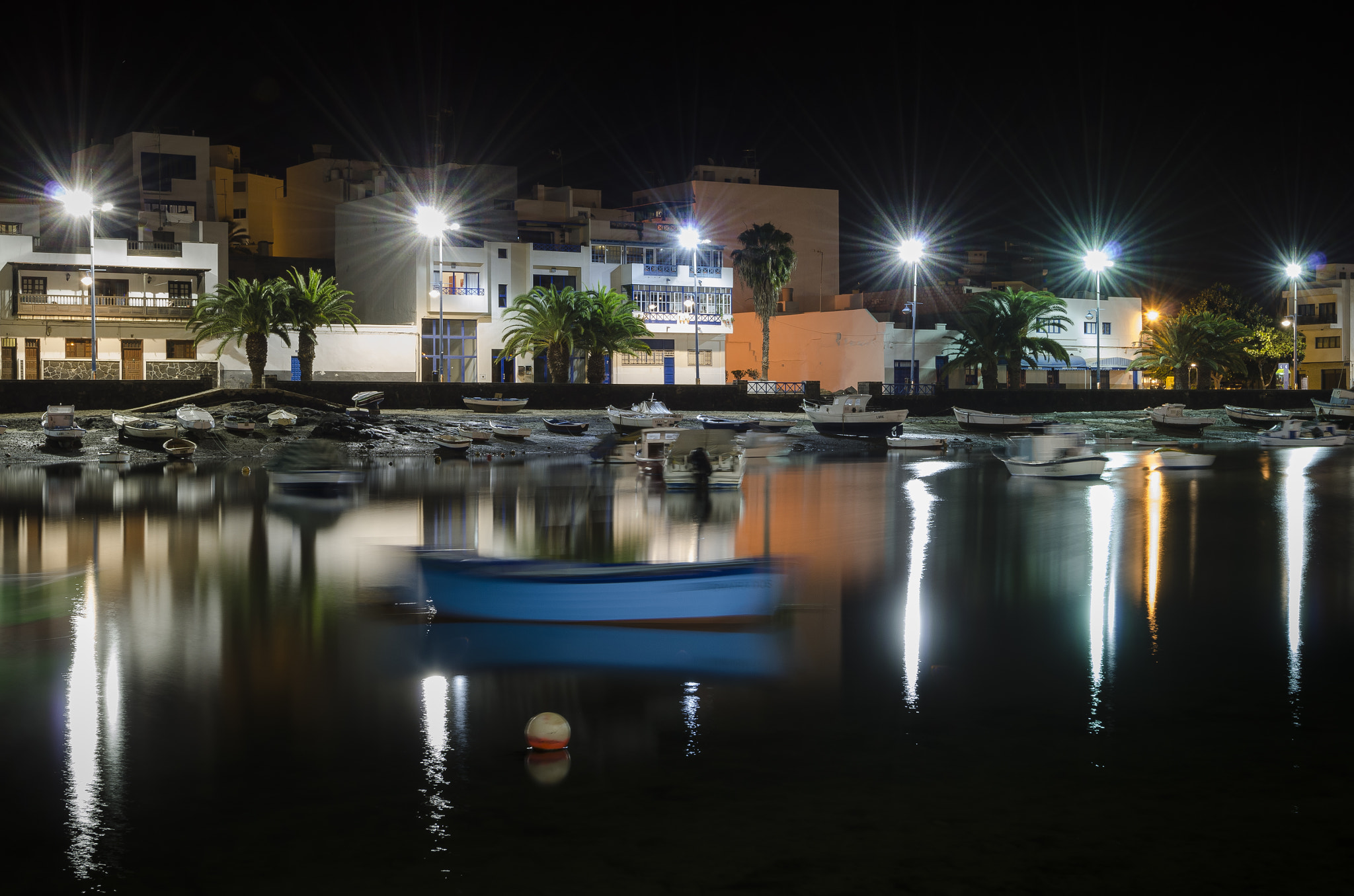Nikon AF-S Nikkor 16-35mm F4G ED VR sample photo. Una barca en la noche photography