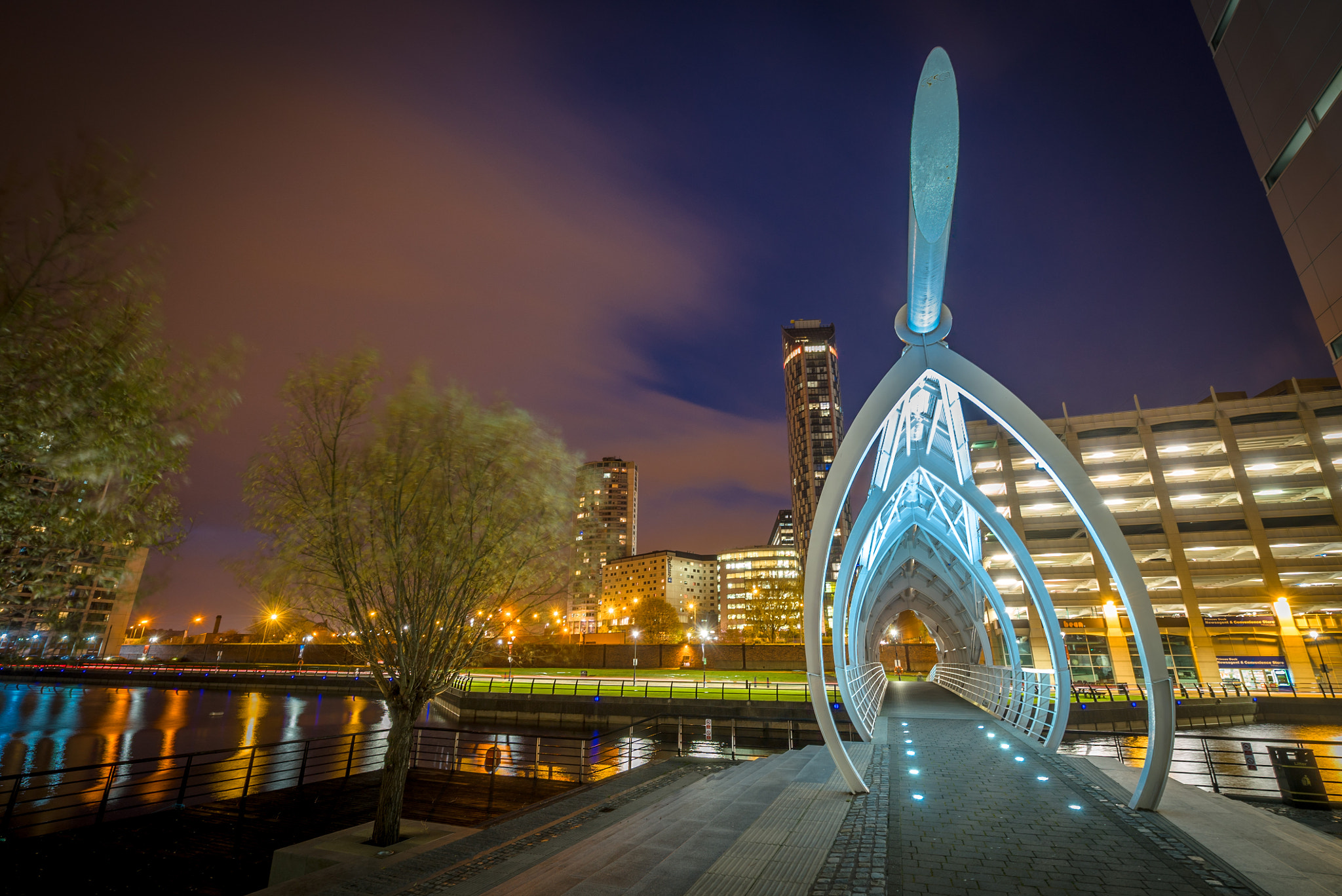 Sony a7S + Sony Vario-Tessar T* FE 16-35mm F4 ZA OSS sample photo. Bridge over the lock photography