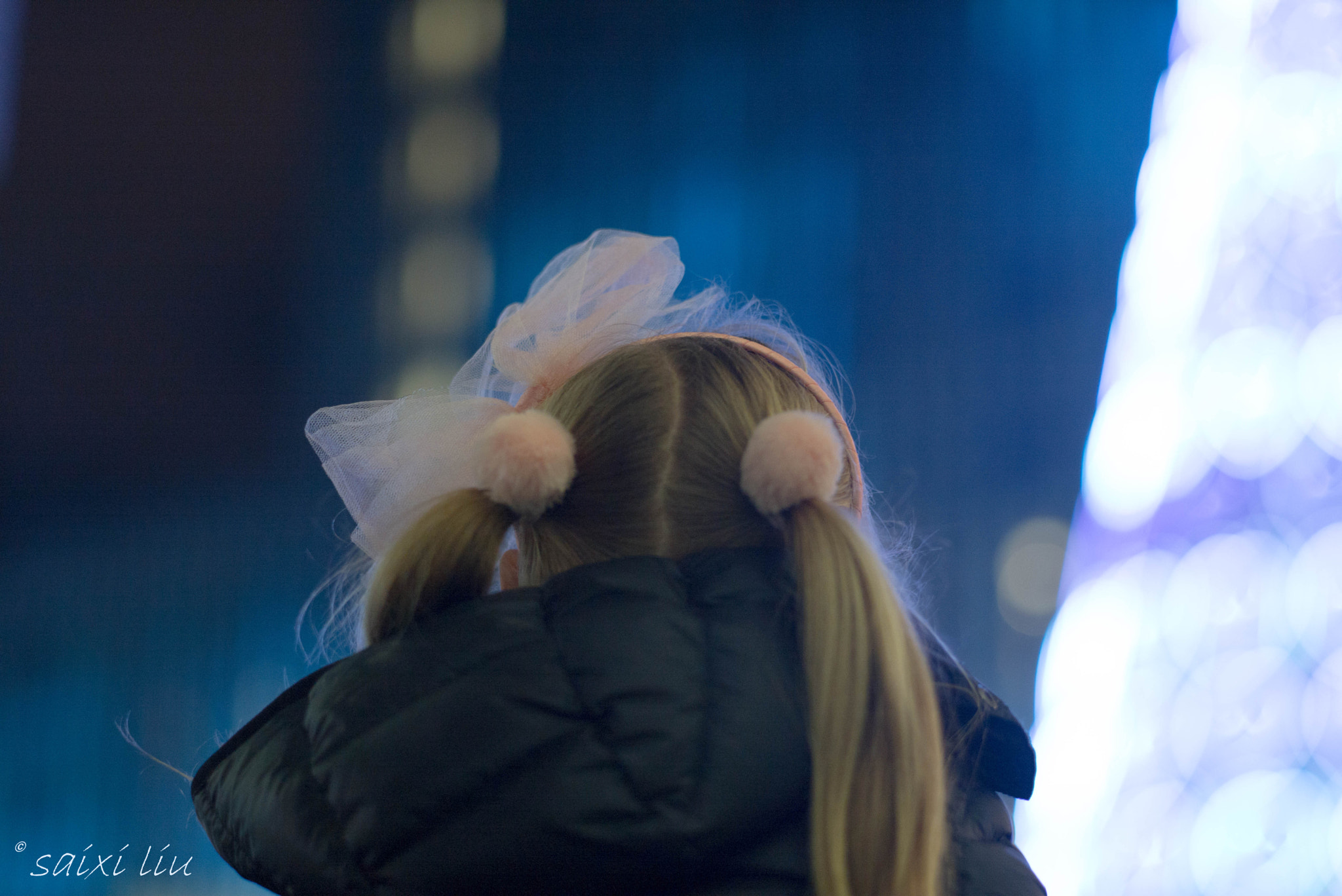 Leica APO-Summicron-M 90mm F2 ASPH sample photo. Girl on shoulder photography