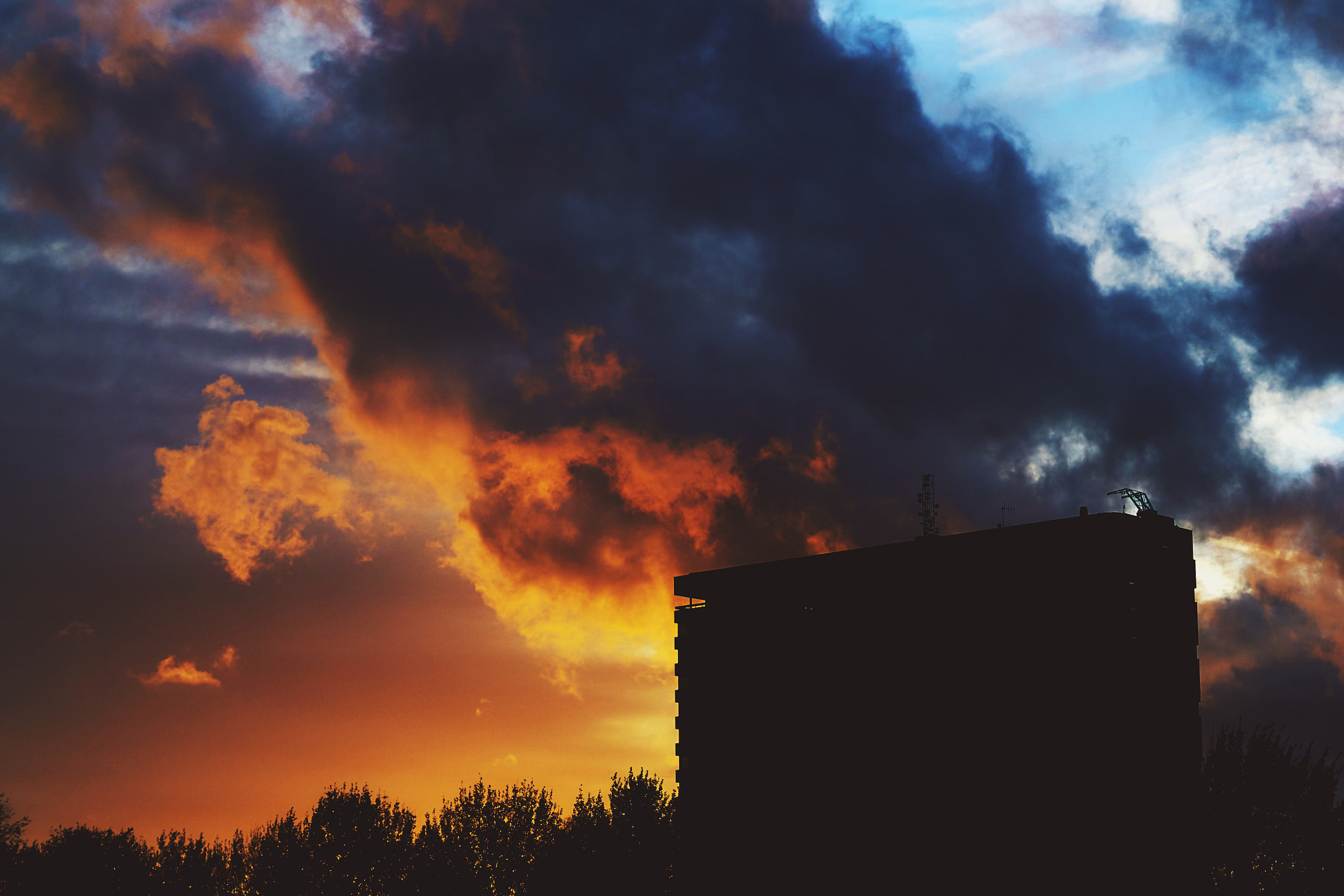 Sony ILCA-77M2 + Sony DT 50mm F1.8 SAM sample photo. Fiery sunset photography