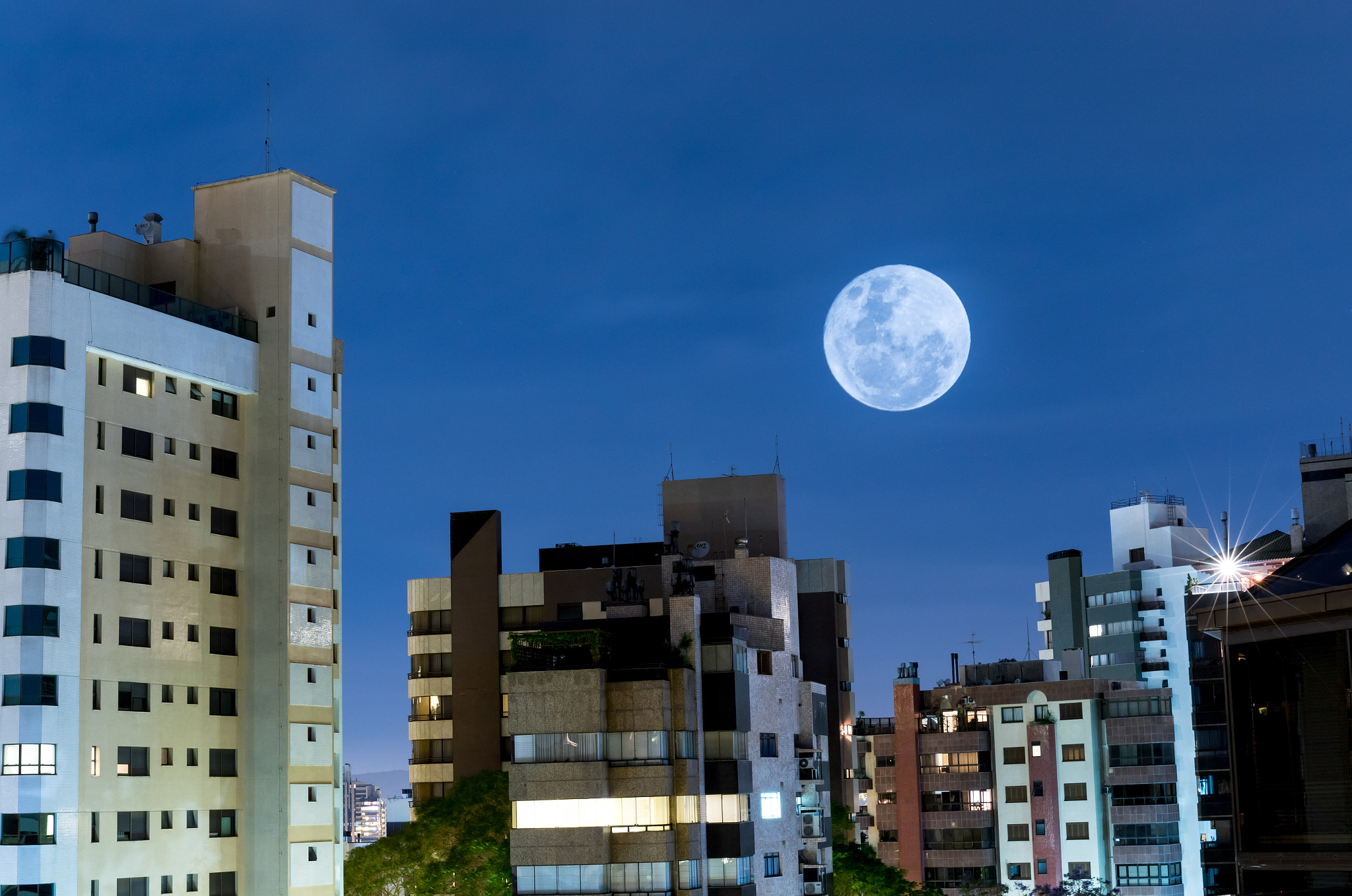 Canon EF-S 55-250mm F4-5.6 IS sample photo. Super moon photography