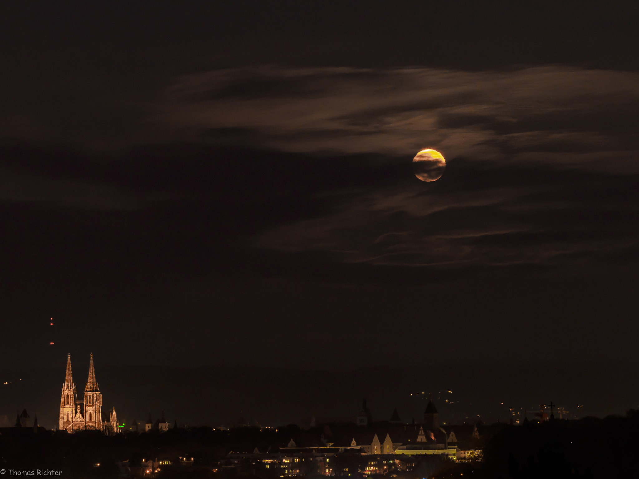 Olympus OM-D E-M1 + Olympus M.Zuiko Digital ED 40-150mm F2.8 Pro sample photo. Regensburg and the super moon photography