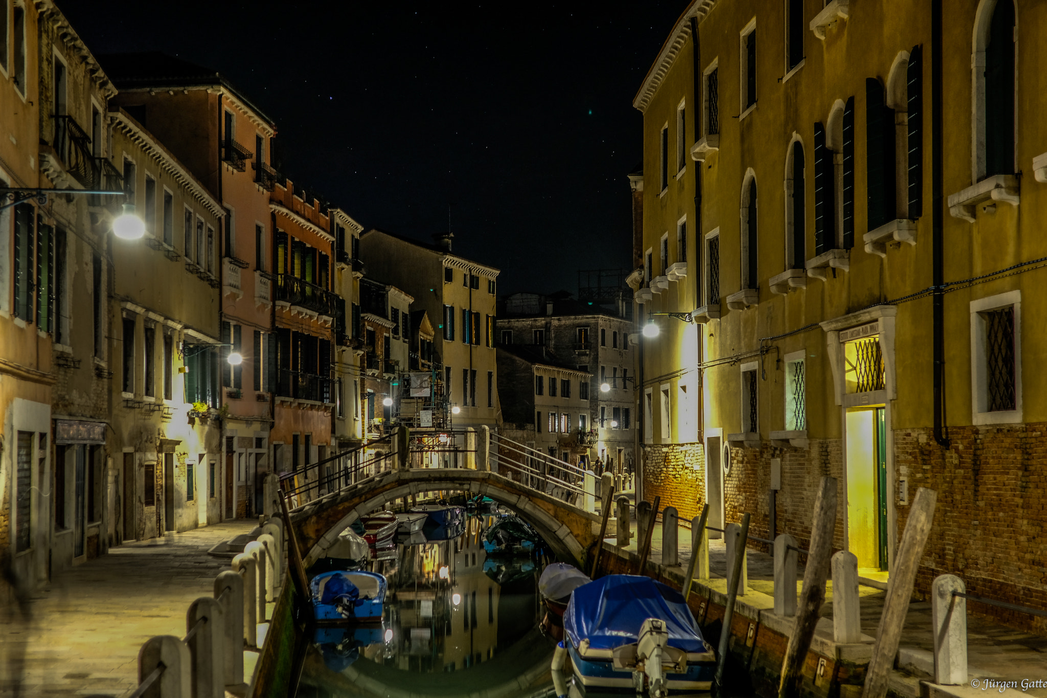 Fujifilm X-T2 + ZEISS Touit 32mm F1.8 sample photo. Venedig bei nacht photography