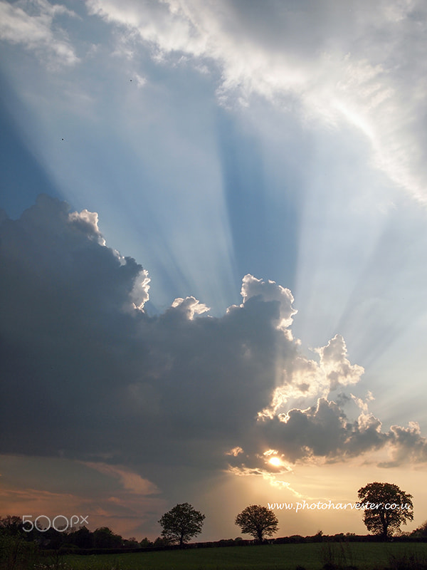 Olympus PEN E-PL1 sample photo. Cloudscape rays photography
