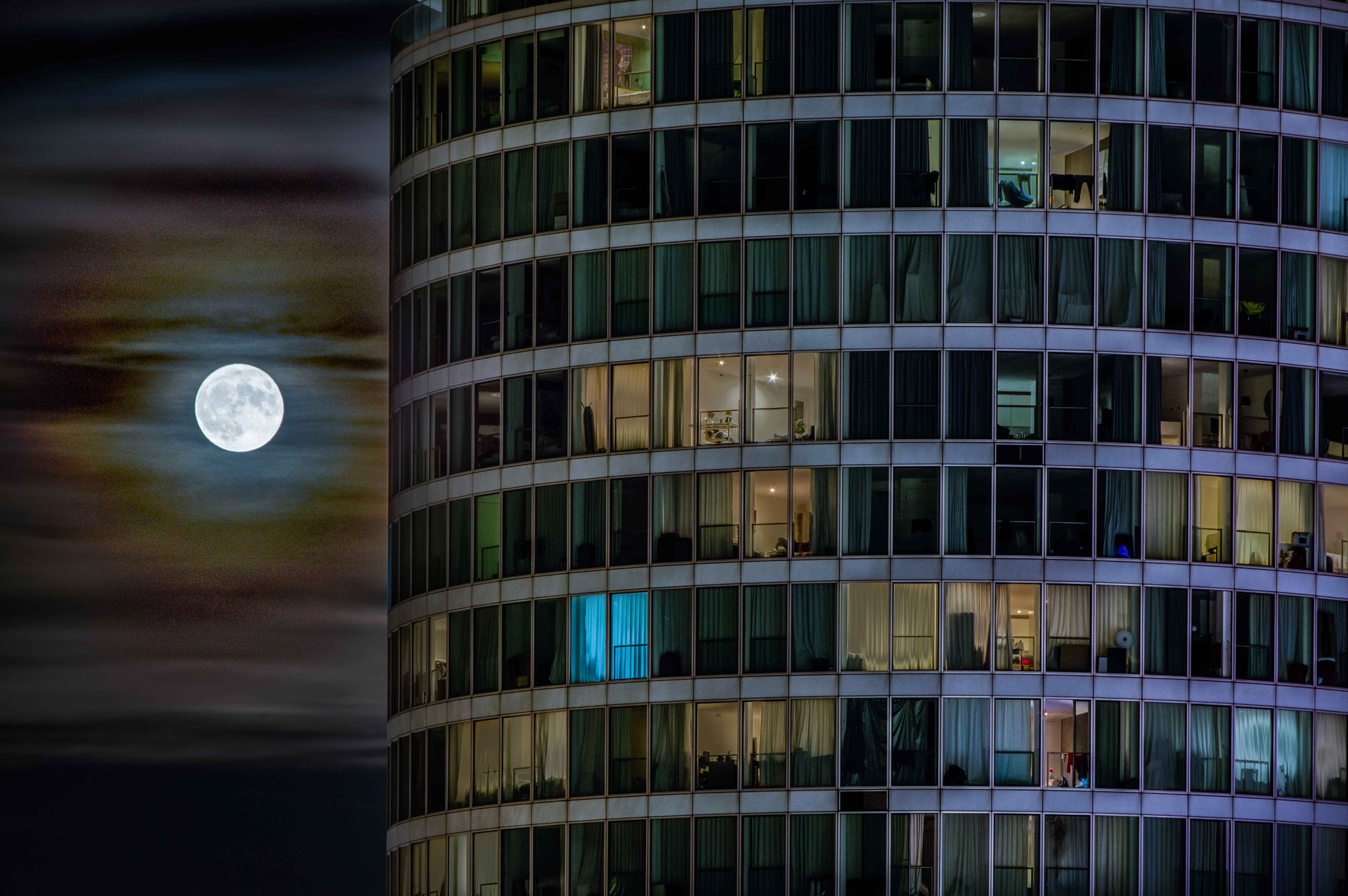 Pentax smc DA 50-200mm F4-5.6 ED WR sample photo. "what is it you want, rotunda? you want the moon?  ... photography
