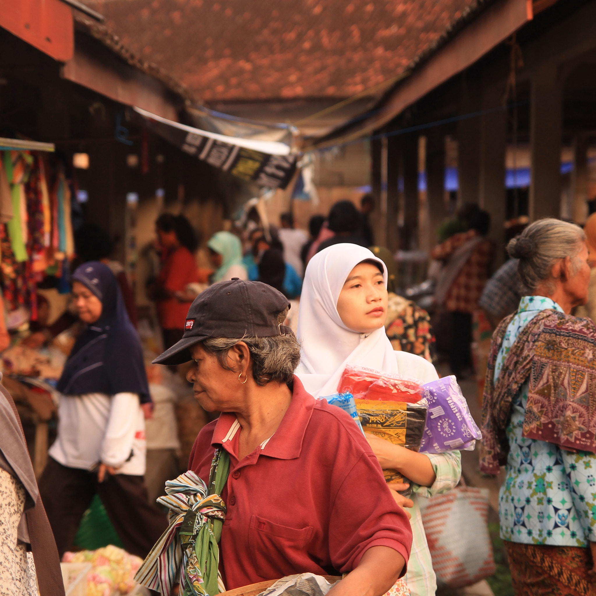 Canon EOS 1100D (EOS Rebel T3 / EOS Kiss X50) sample photo. One fine morning at dekso market photography