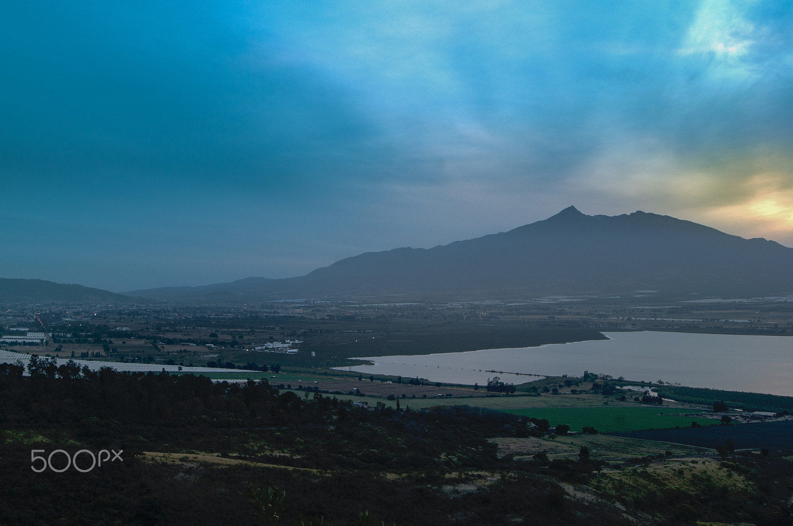 Sony Alpha DSLR-A380 + Sony DT 18-55mm F3.5-5.6 SAM sample photo. City surrounded with mountains photography