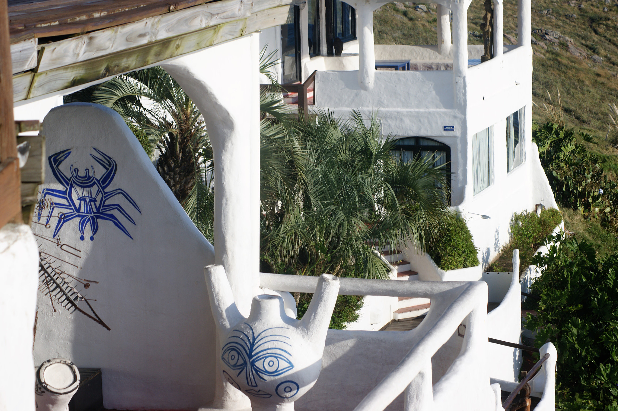 Sony Alpha DSLR-A390 + Sony DT 55-200mm F4-5.6 SAM sample photo. Casa pueblo in punta ballena photography