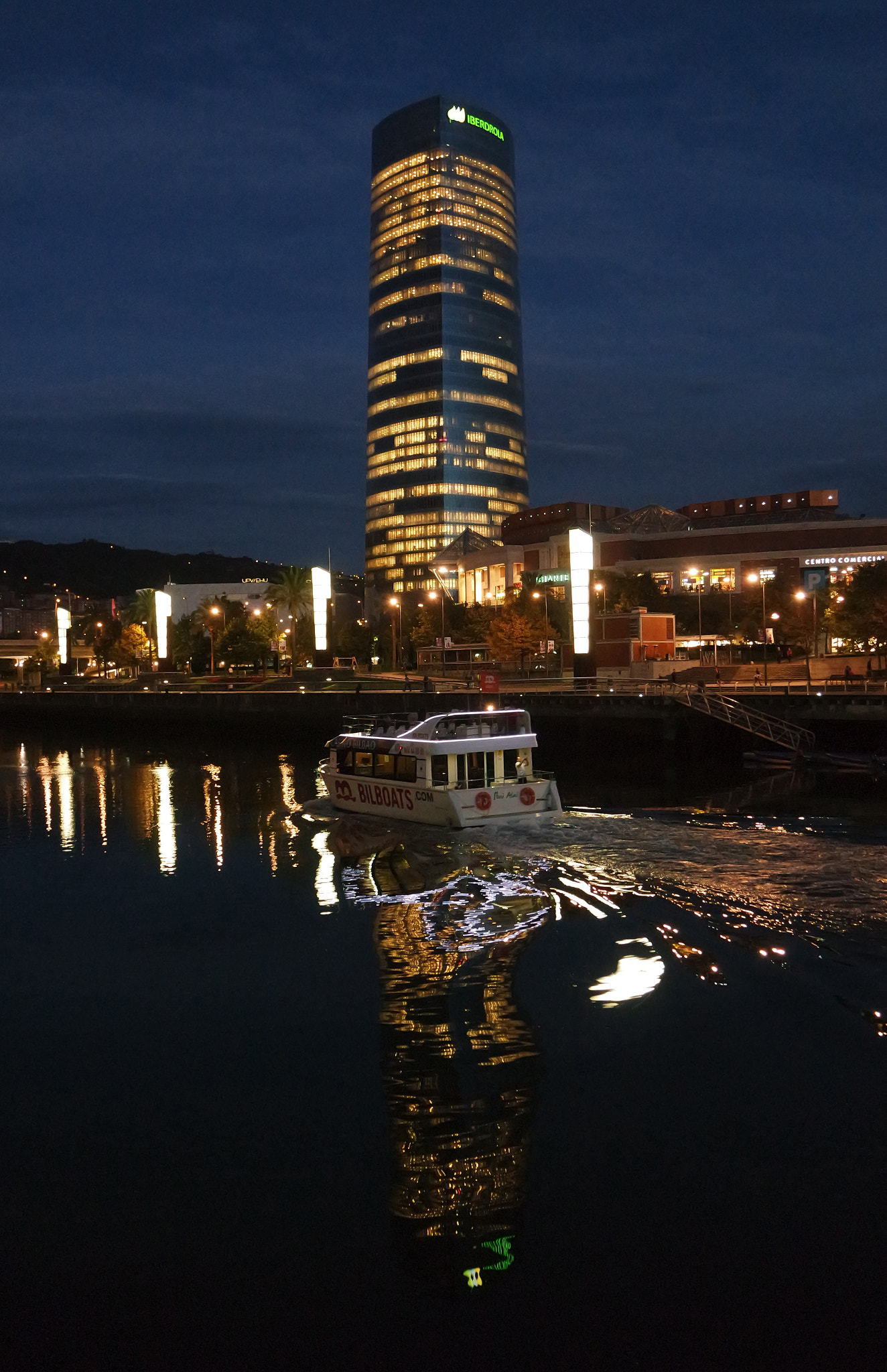 Samsung NX 16-50mm F3.5-5.6 Power Zoom ED OIS sample photo. Bilboat y torre iberdrola photography