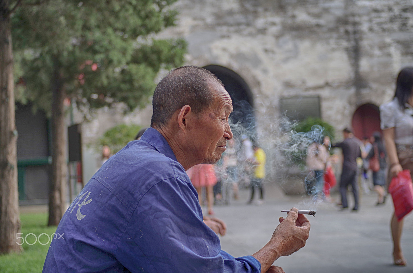 Pentax K-01 sample photo. An old gardener smoking photography