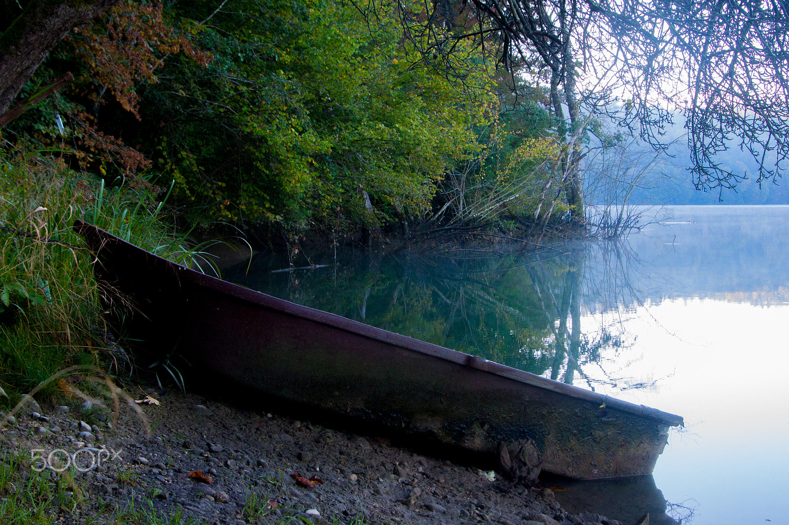 Canon EOS 500D (EOS Rebel T1i / EOS Kiss X3) sample photo. Old boat with reflectins photography