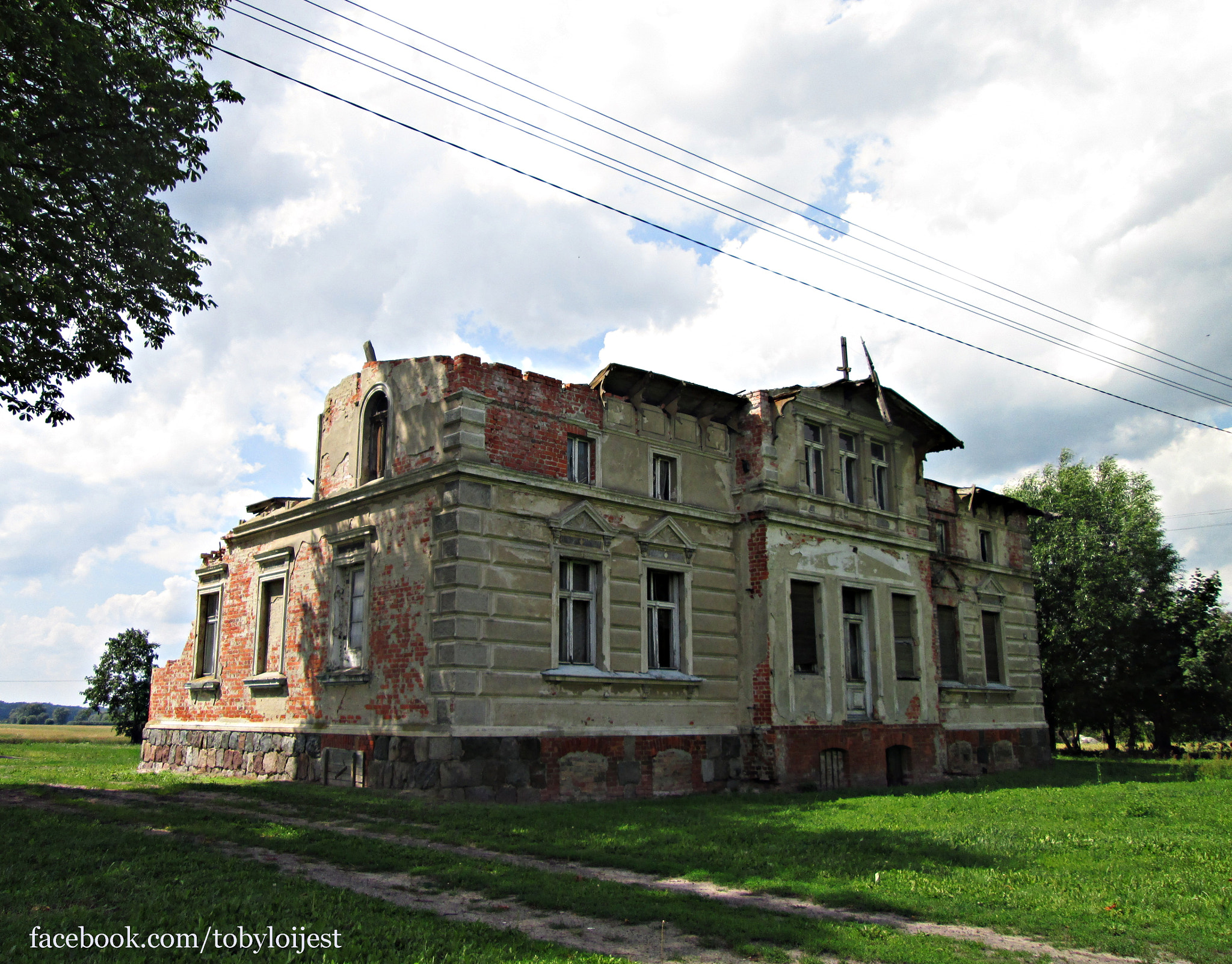 Canon PowerShot A2500 sample photo. Abondoned house photography