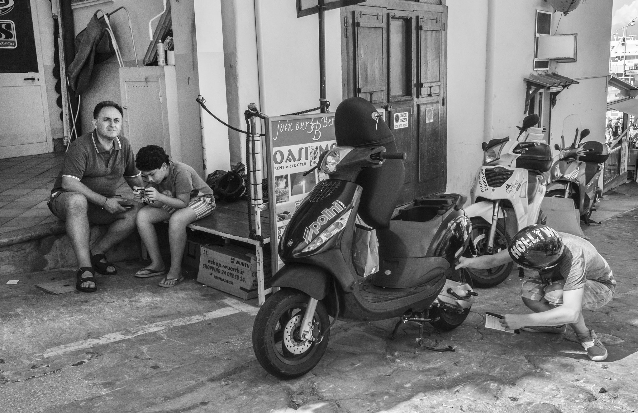 Nikon D7200 + Nikon AF-S DX Nikkor 18-70mm F3.5-4.5G ED-IF sample photo. Scooter repair in the street photography
