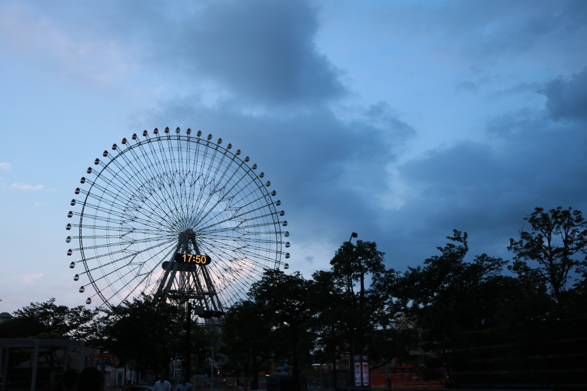 Canon EOS 750D (EOS Rebel T6i / EOS Kiss X8i) sample photo. Ferris wheel photography