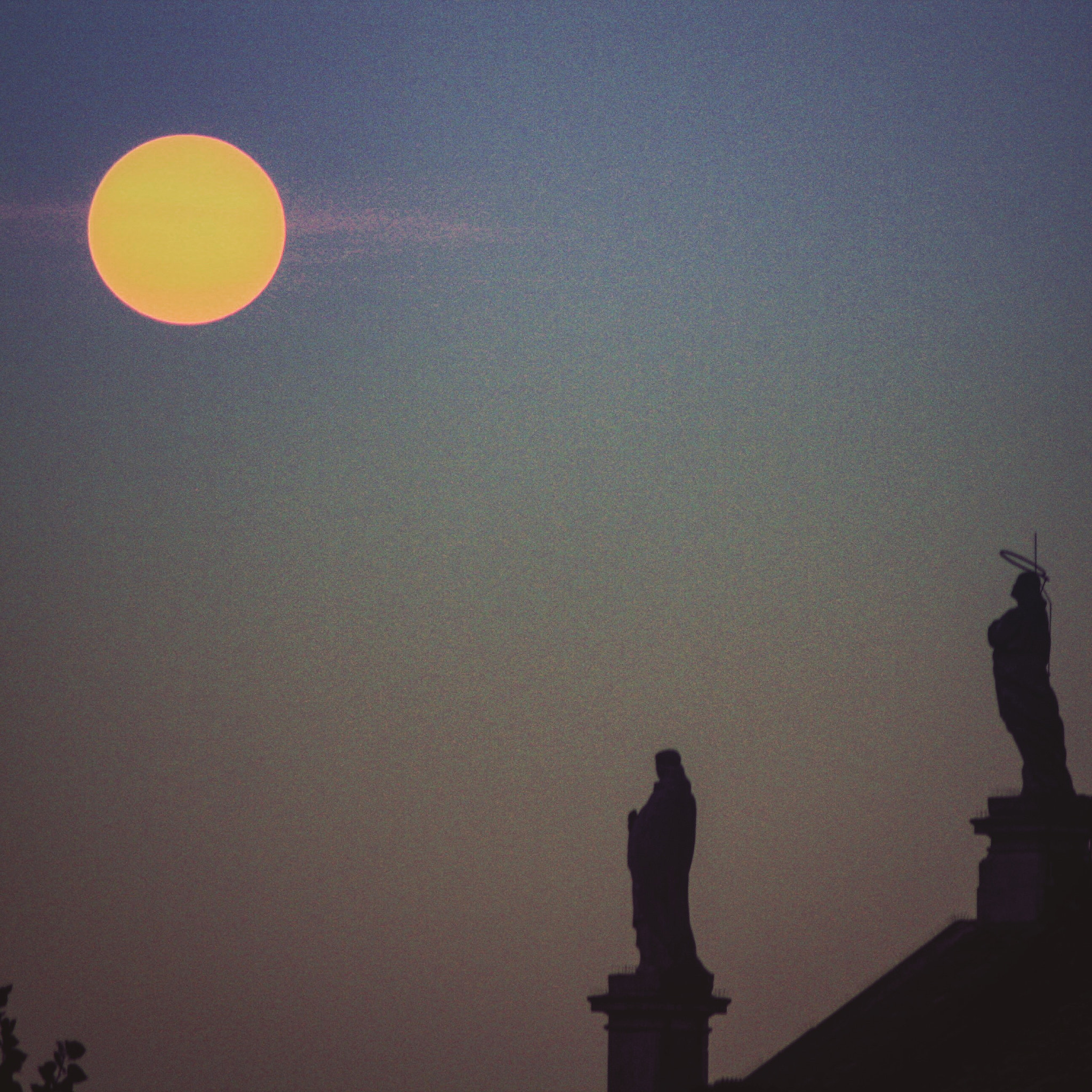 Canon EOS 1000D (EOS Digital Rebel XS / EOS Kiss F) sample photo. Staring at the sun photography