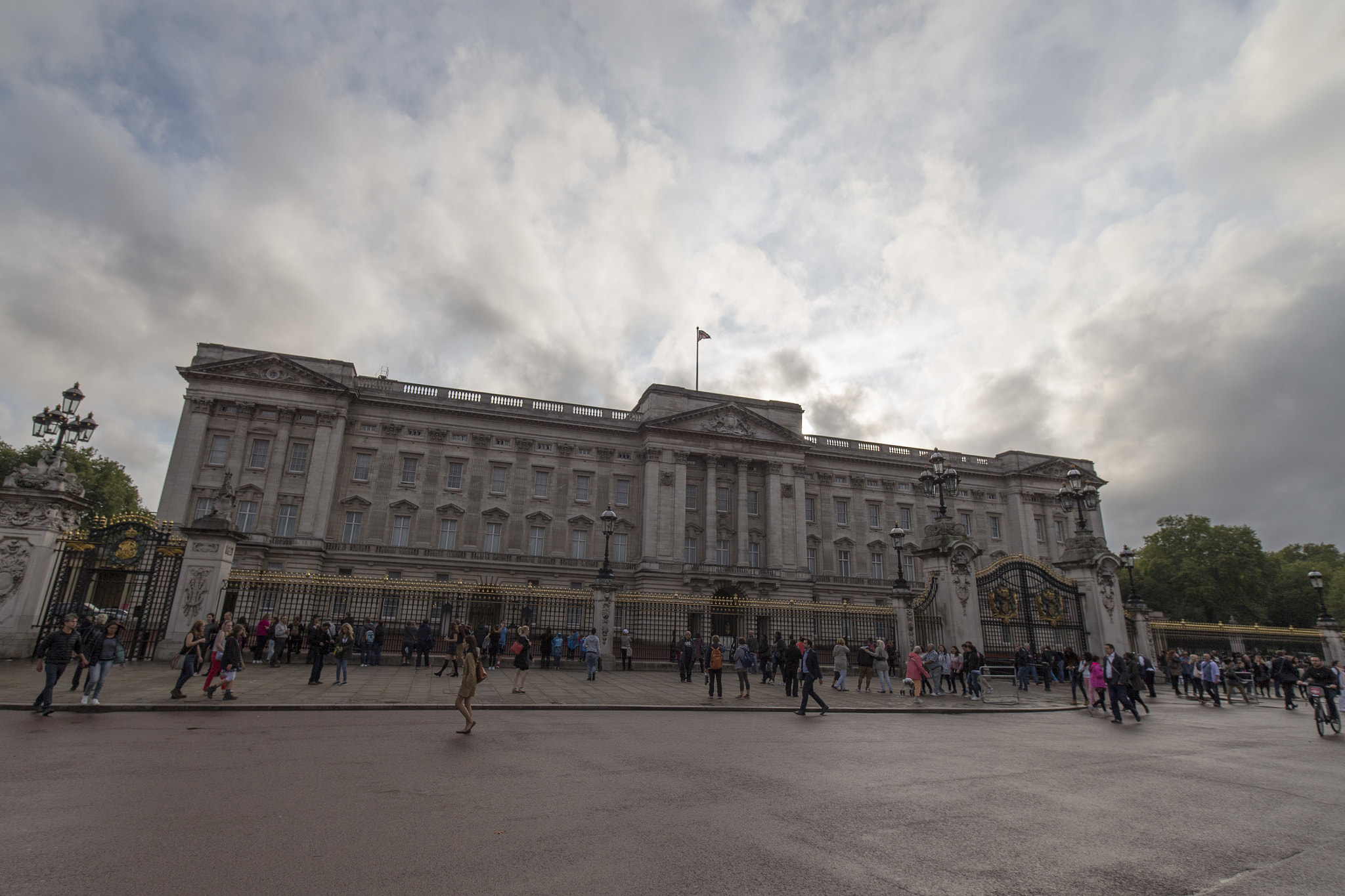 Canon EOS-1D C + ZEISS Distagon T* 15mm F2.8 sample photo. Buckingham palace photography